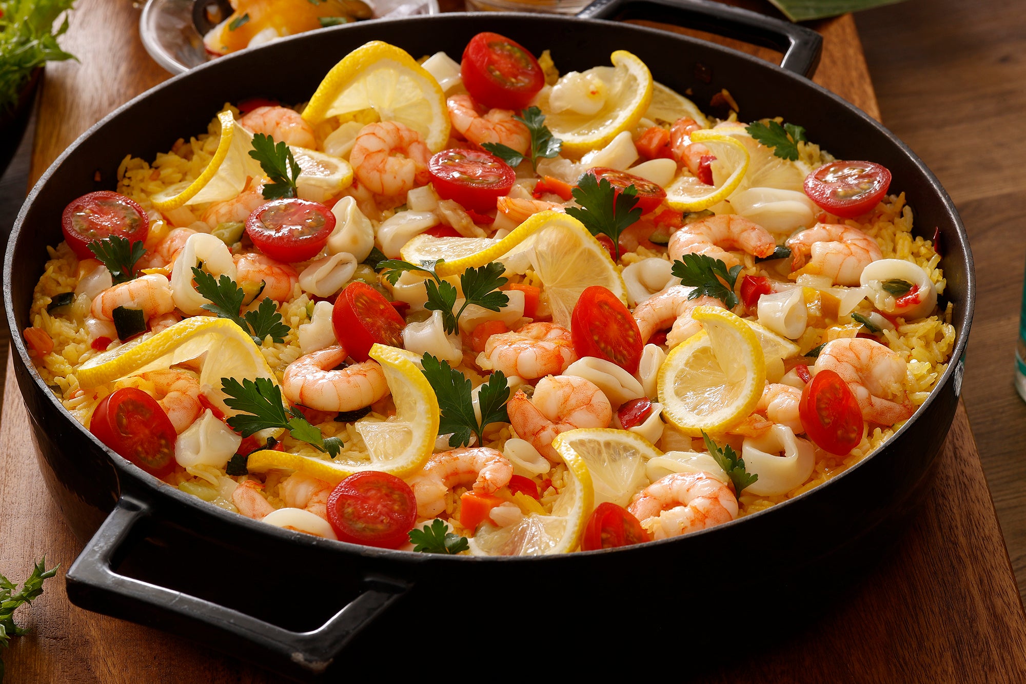 バーベキューを盛り上げるシーフードのパエリア