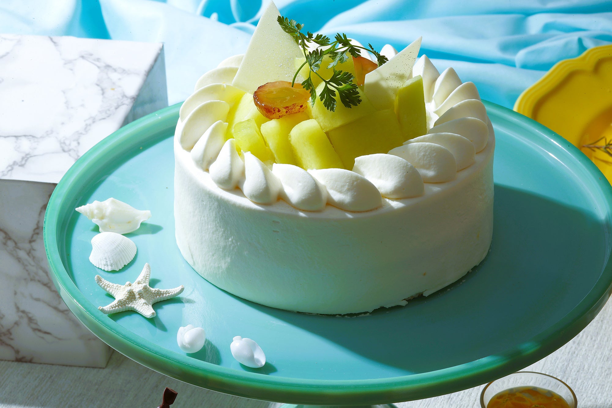 旬のメロンとぶどうをトッピングしたショートケーキ