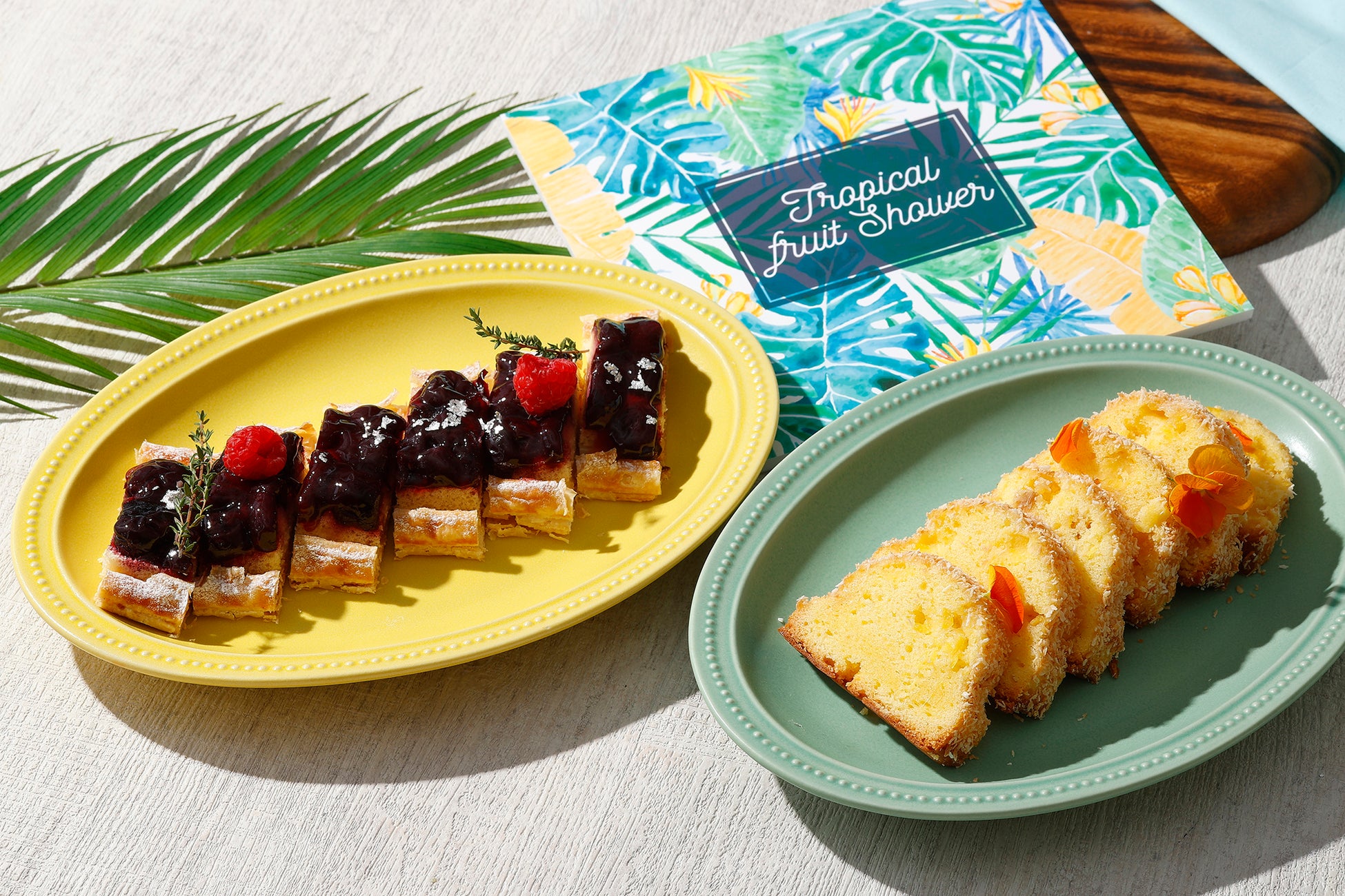 ダークチェリーパイ(左) パイナップルとココナッツのケーキ(右)
