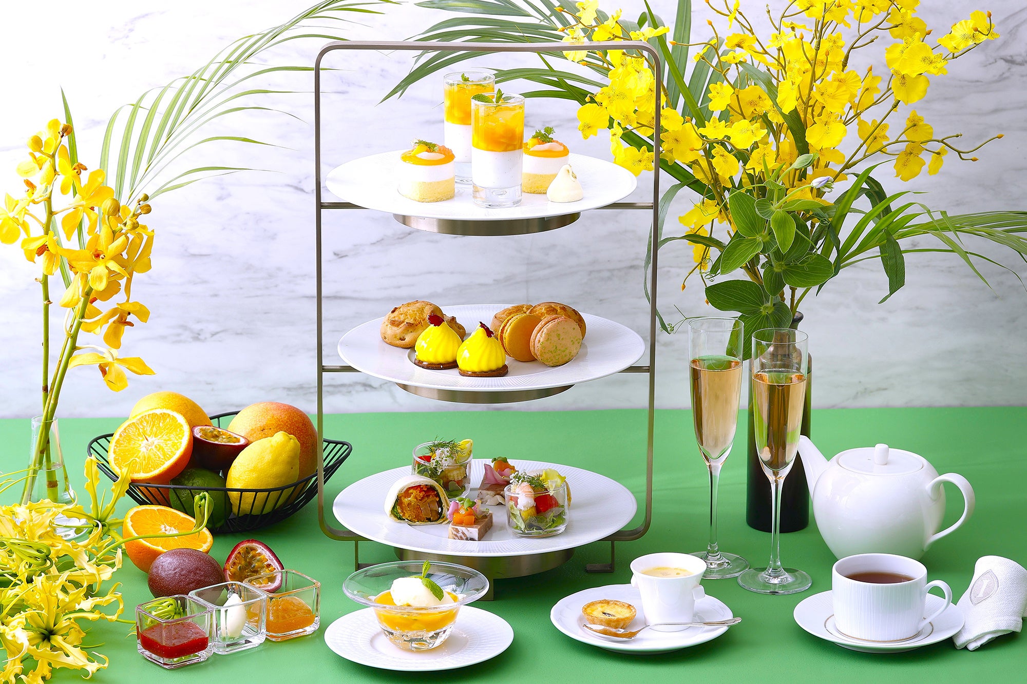 ハドソンラウンジでは隣接のフレンチレストランからセイボリーをお届け