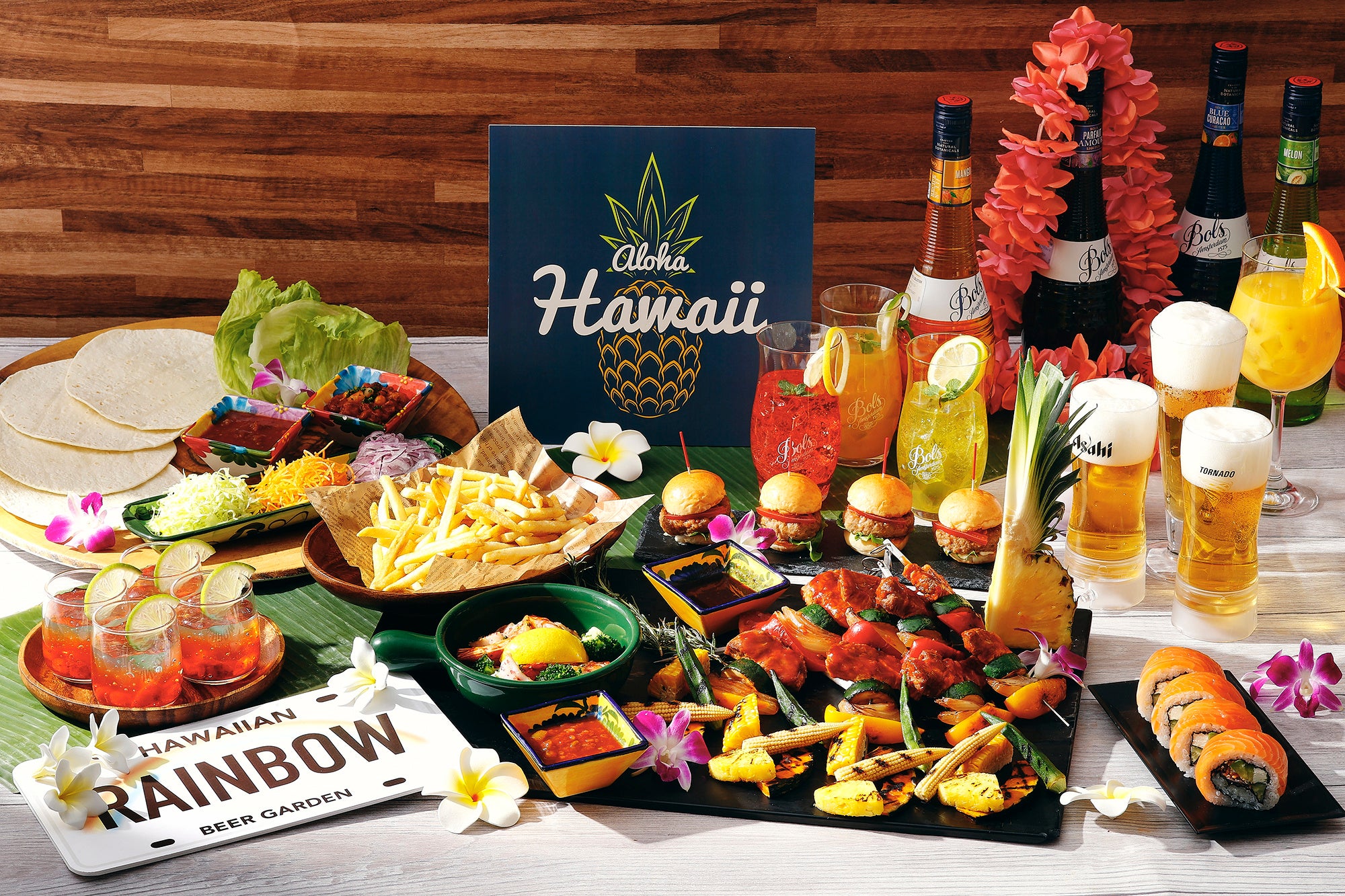ハワイアンフードやグリル料理とともに7色のレインボーカクテルやビールなど、70種類以上のドリンクをフリーフローでお楽しみいただけるレインボーハワイアンビアガーデン