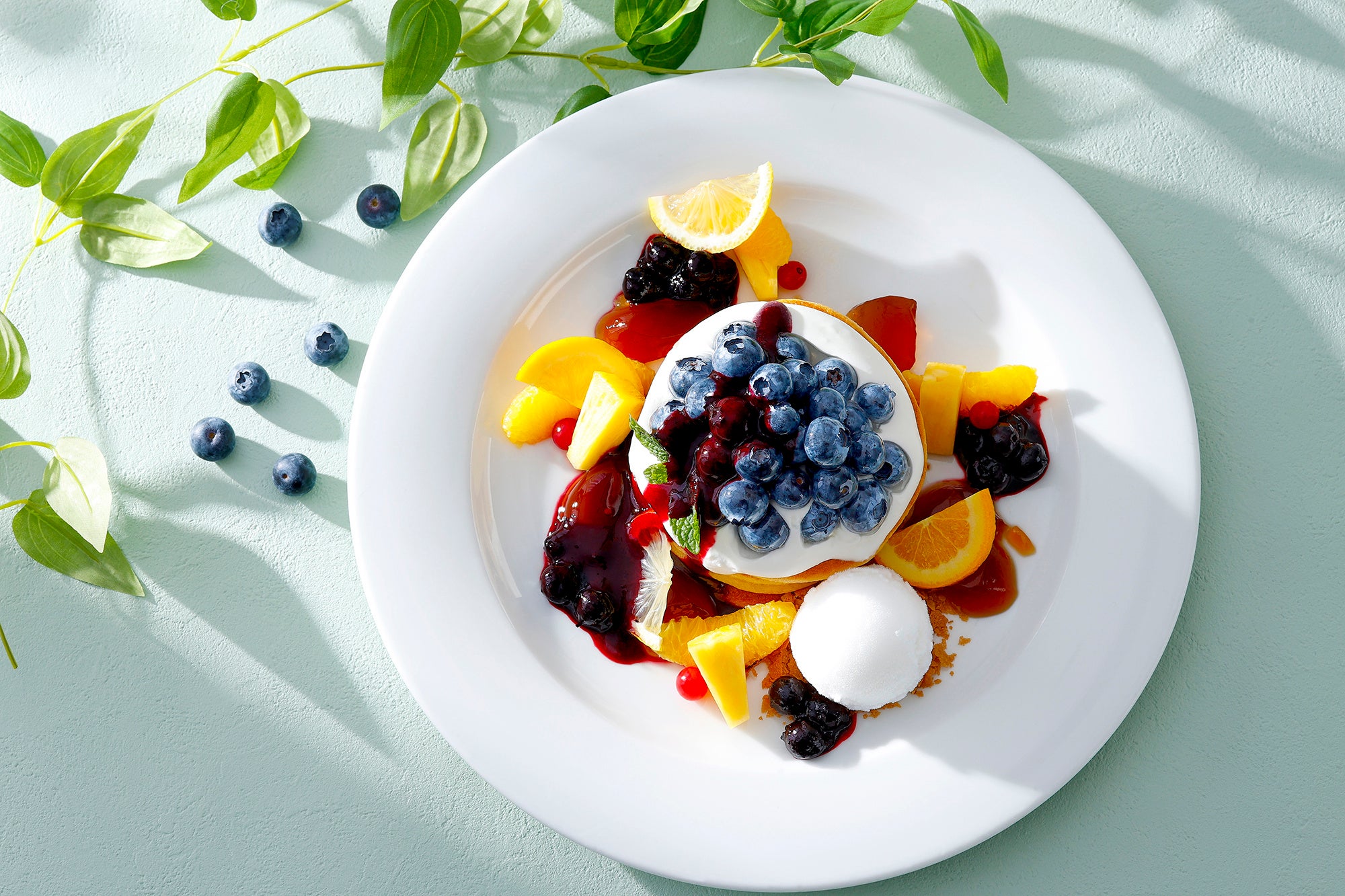 ジューシーなフレッシュフルーツを味わうパンケーキ