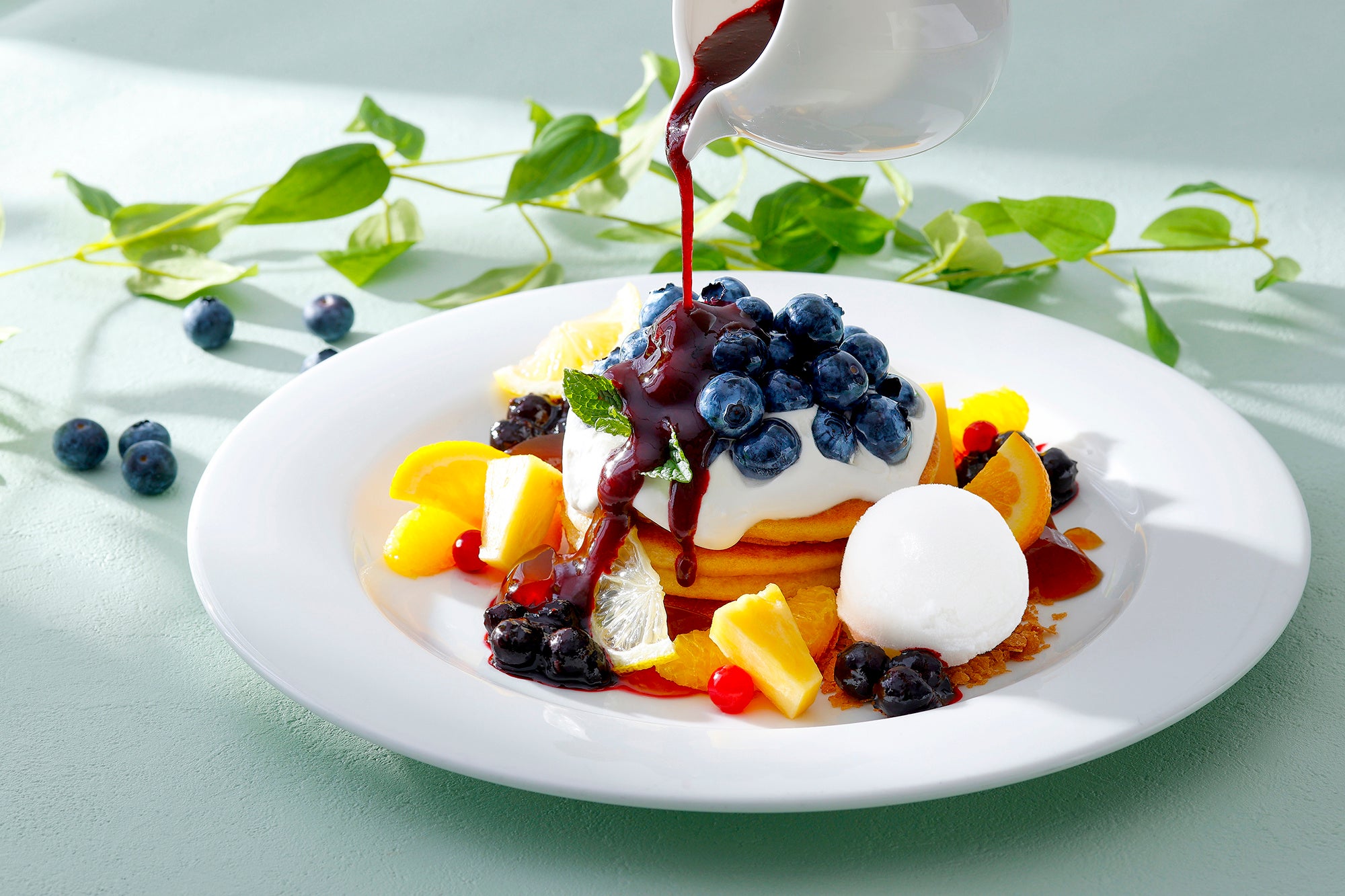 ジューシーな完熟ブルーベリーがたっぷり！ オレンジが色鮮やかな夏の爽やか新作パンケーキが登場