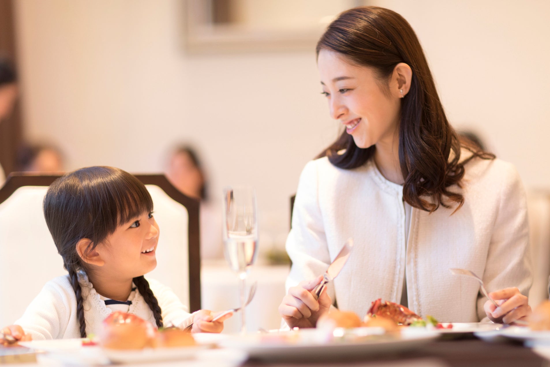 お食事をしながらテーブルマナーを学べる