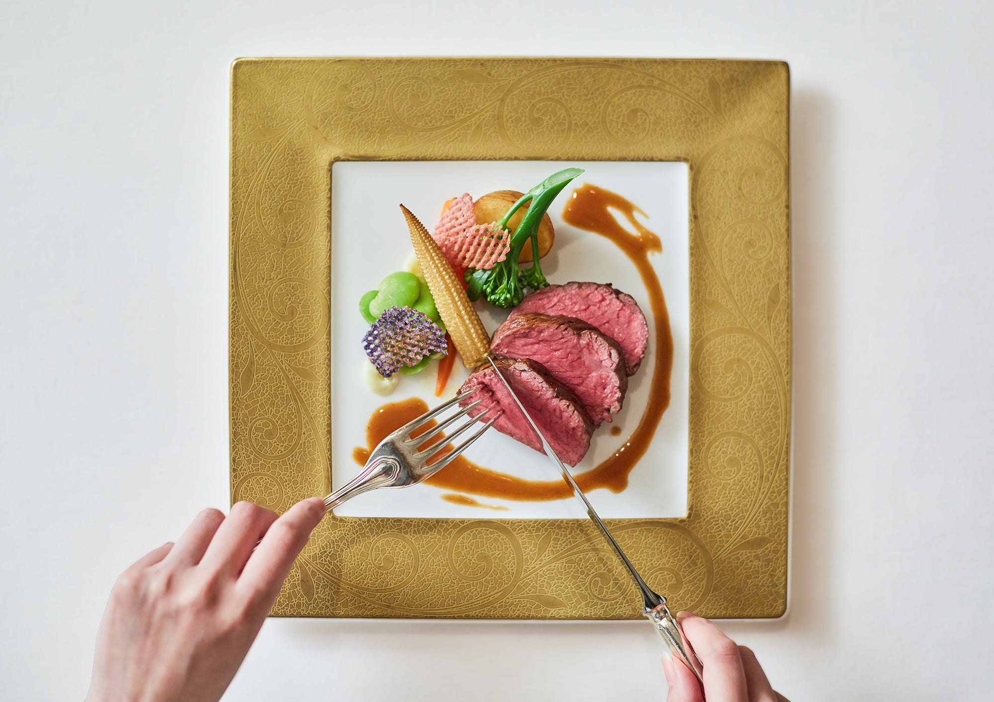 ナイフ・フォークの使い方、スープの飲み方、パンの食べ方など基礎知識をレクチャー