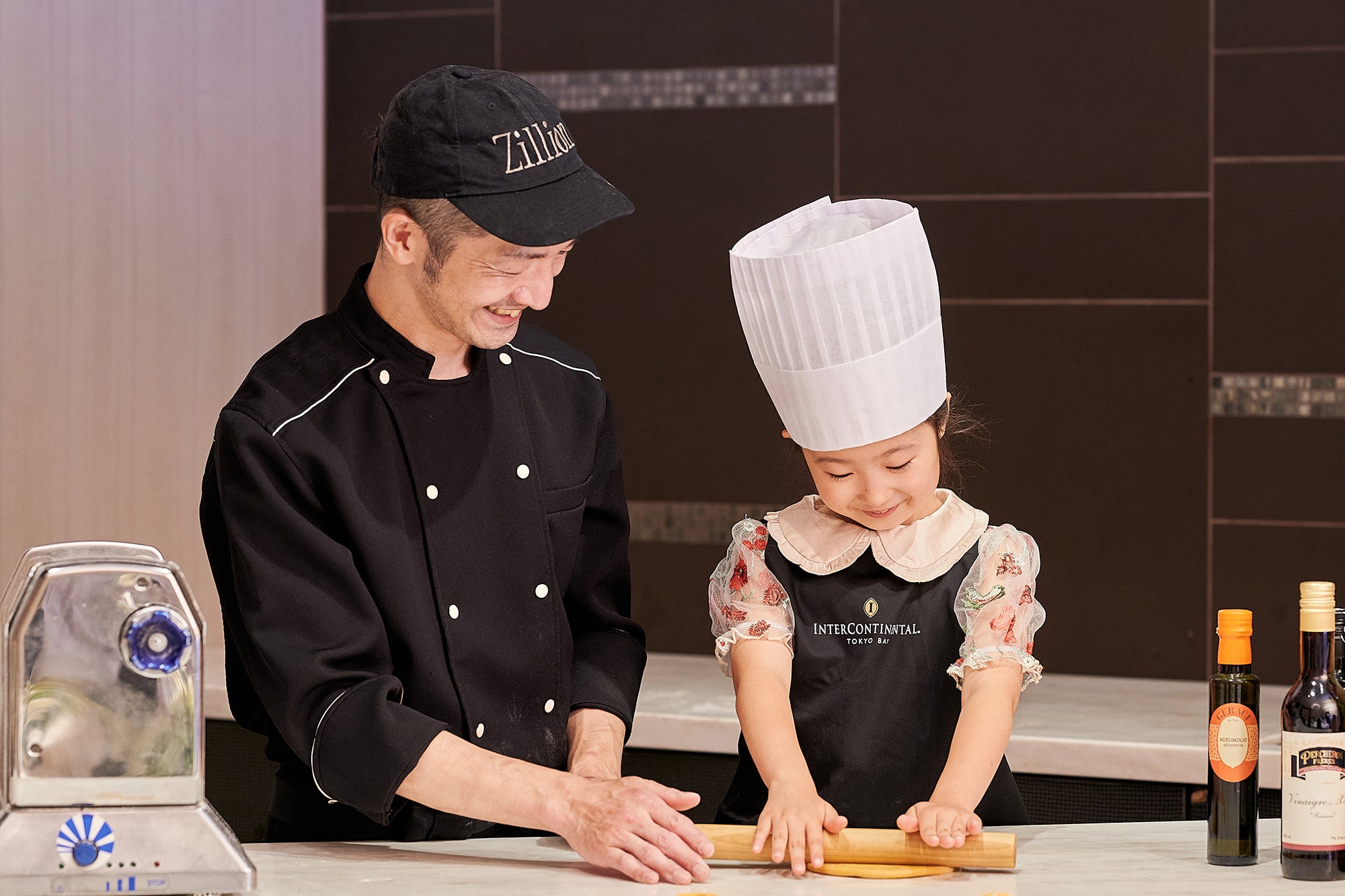 シェフと触れ合いながら、パスタやイタリアンデザート作りに挑戦するクッキング体験