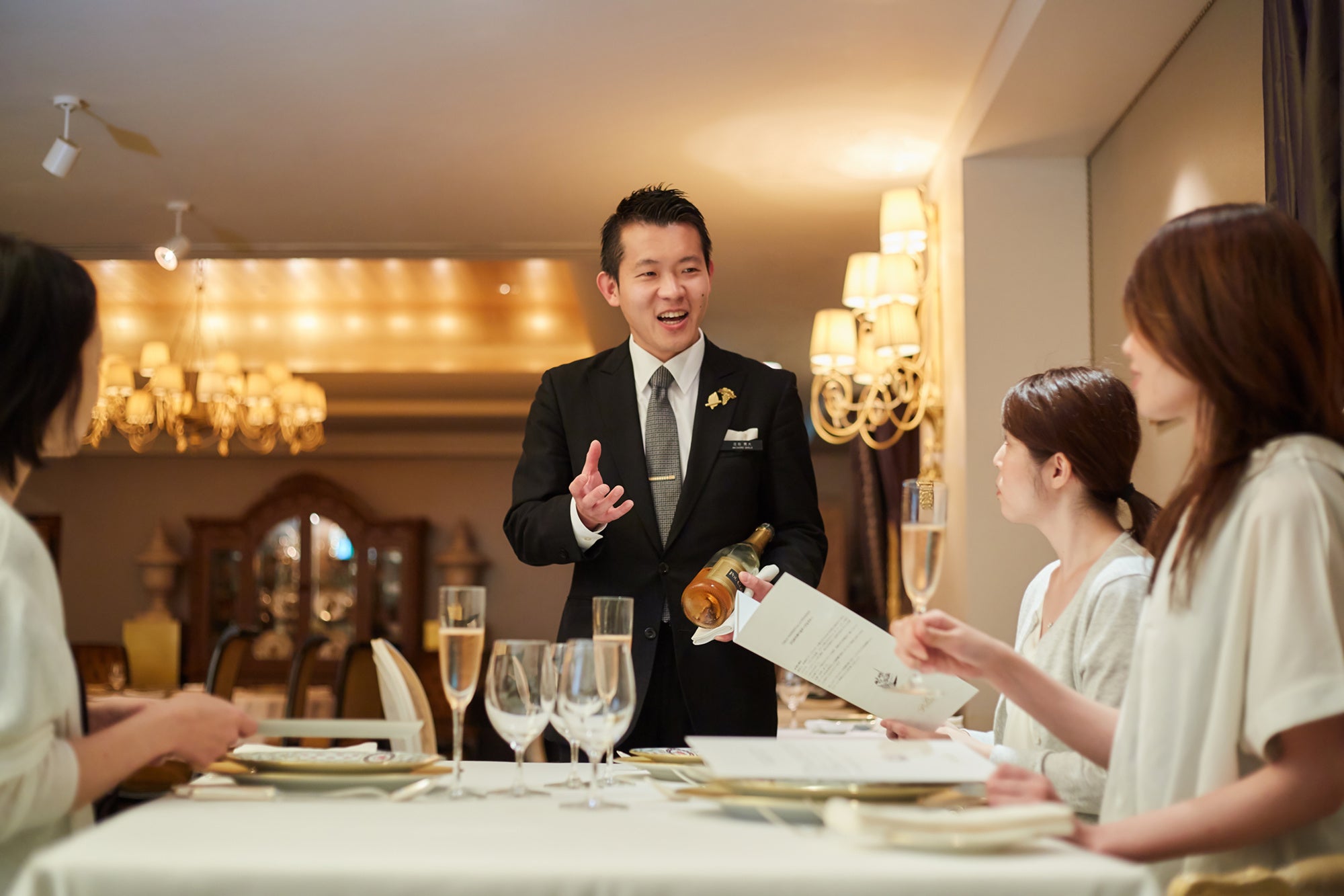 レストランでの基礎的なマナーを楽しくレクチャーするテーブルマナー教室