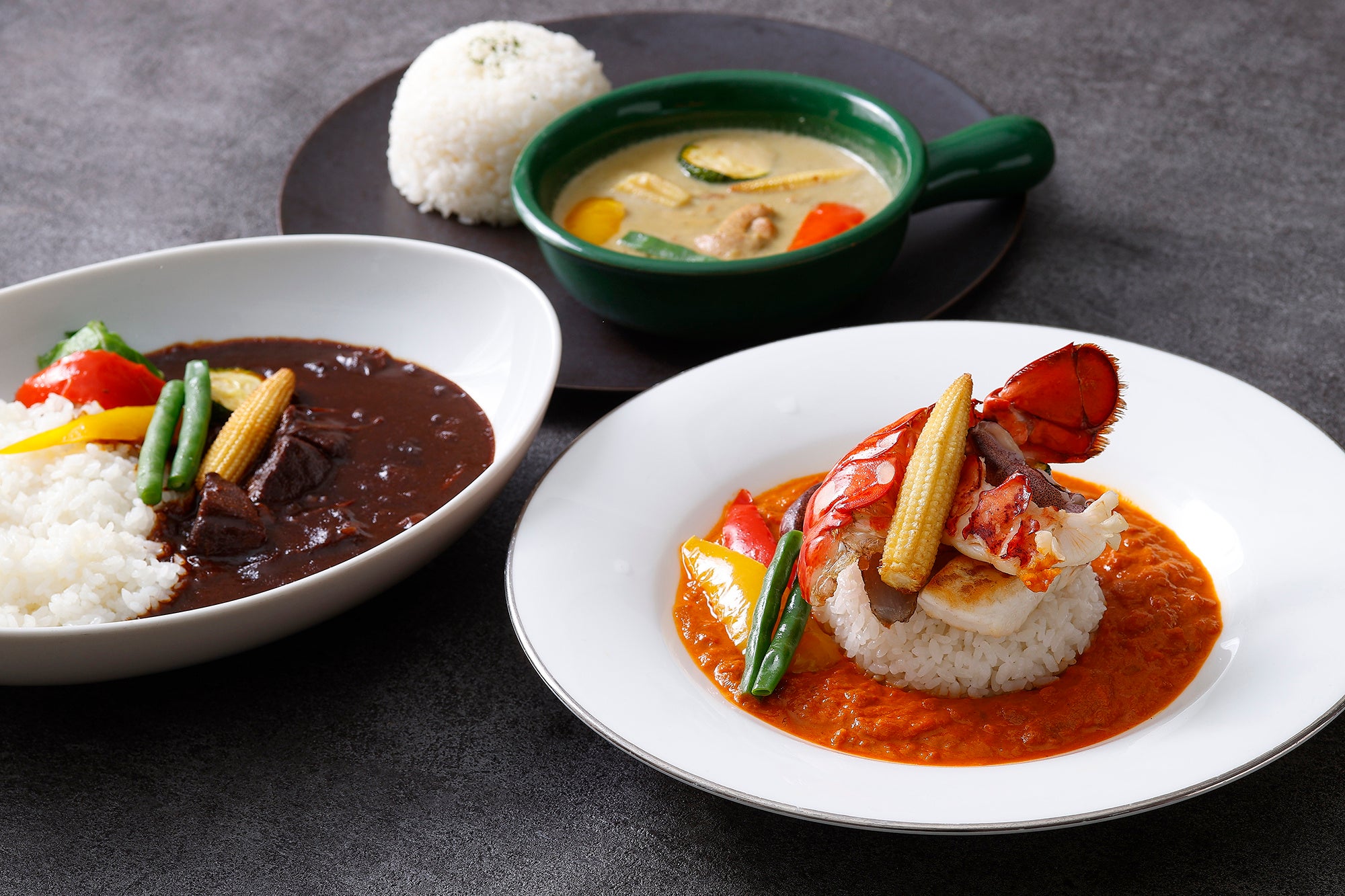 厳選した旬の食材をふんだんに使ったホテルシェフ特製本格カレー3種を用意