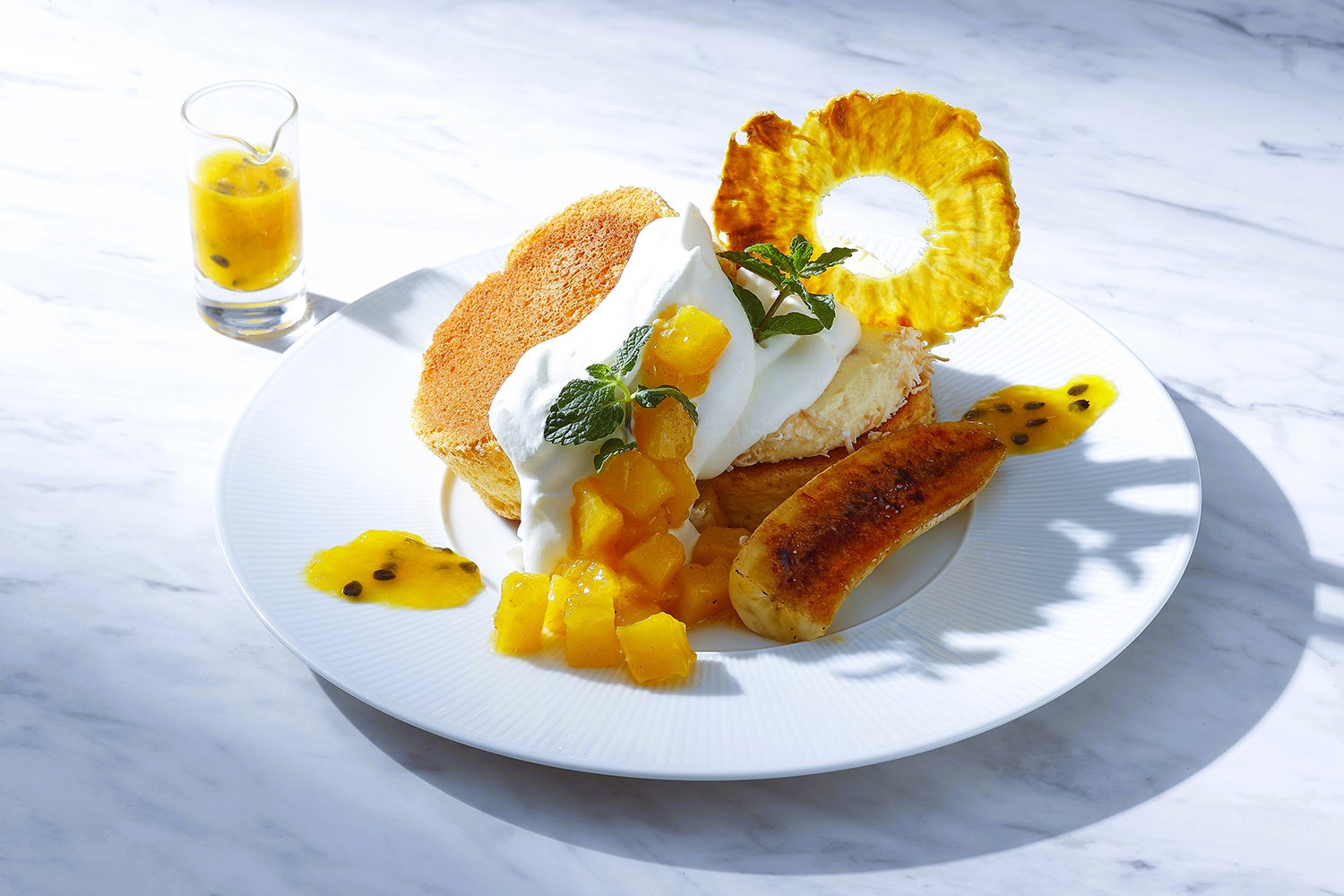 バナナ、パッションフルーツ、マンゴーの食感が楽しいトロピカルパンケーキ