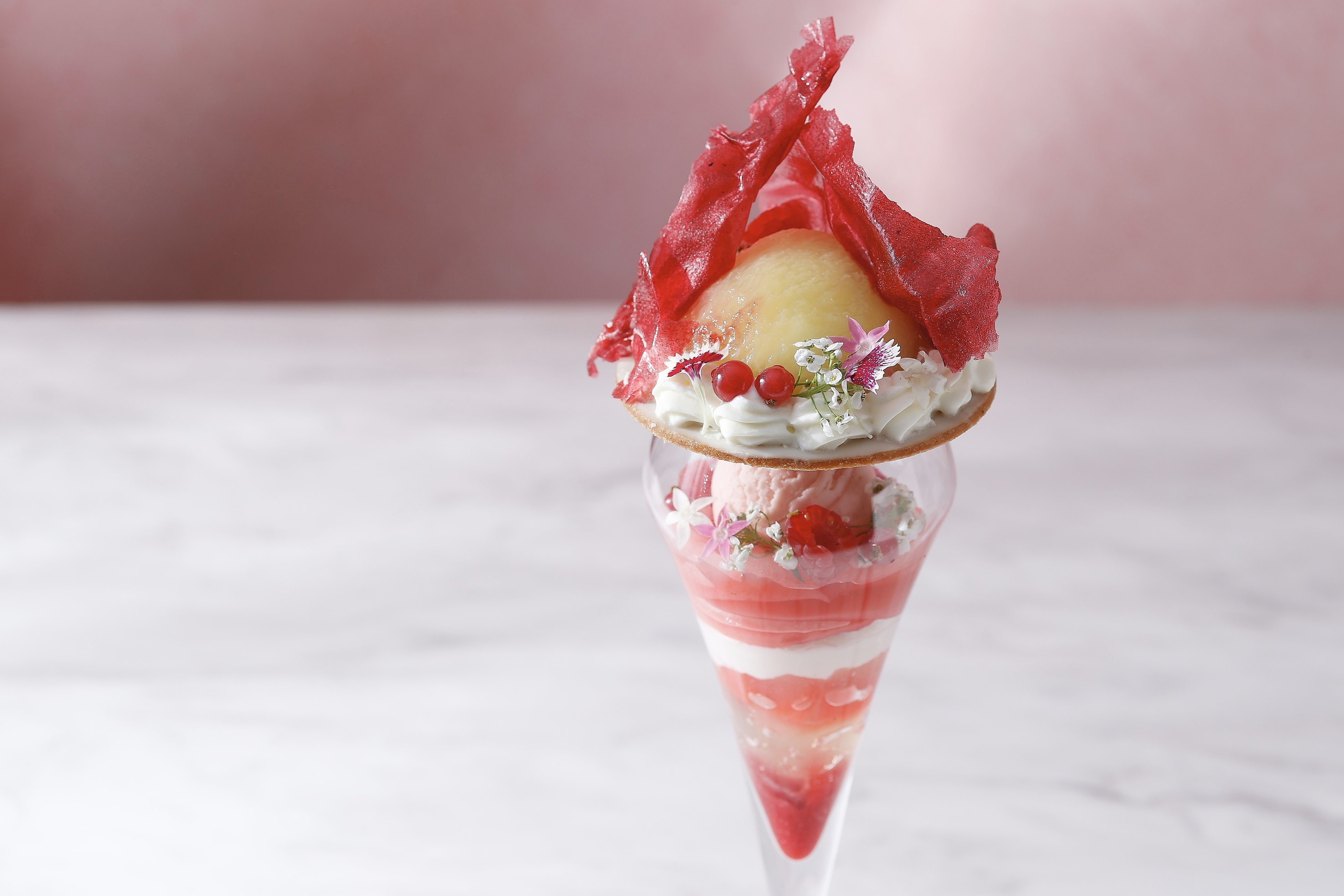 旬の桃の甘みとヤオルトクリームやフランボワーズの酸味を楽しめるパフェ