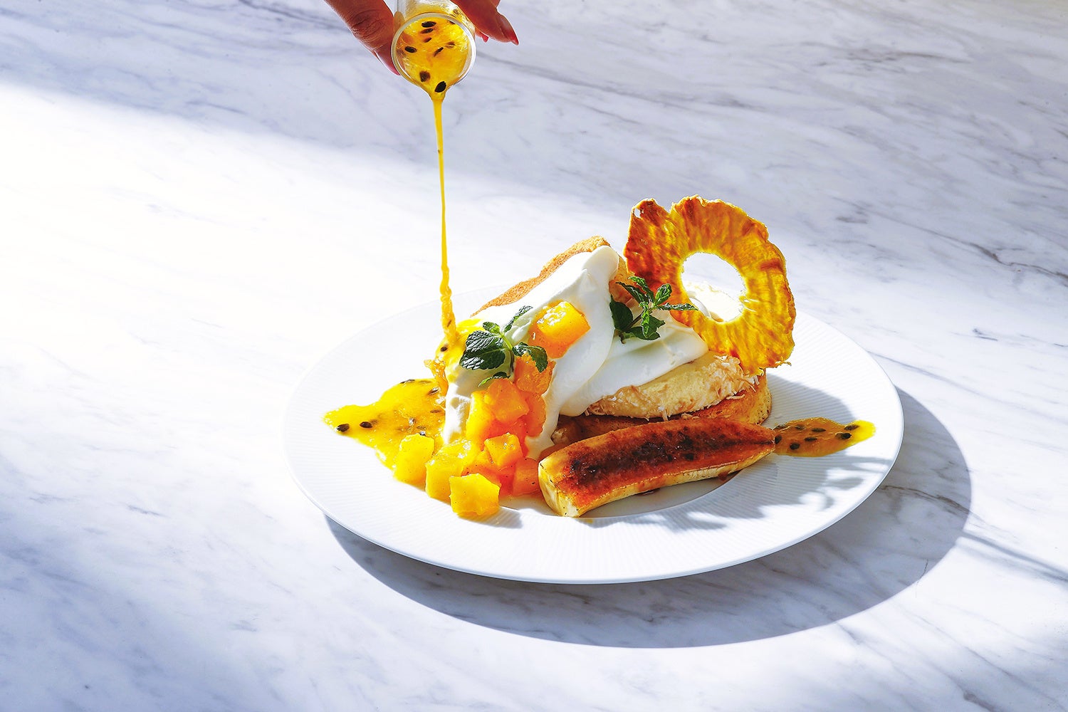 パッションフルーツソースとともにバパマンガそれぞれの食感を楽しめる