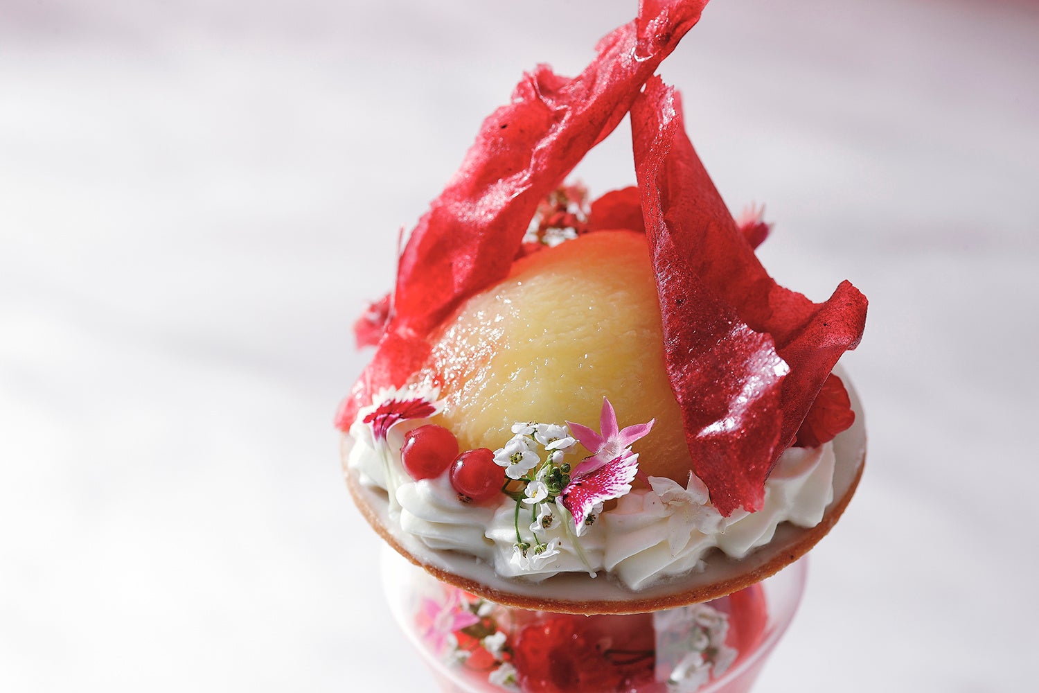 フレッシュでジューシーな桃とフランボワーズチュイールが華やか