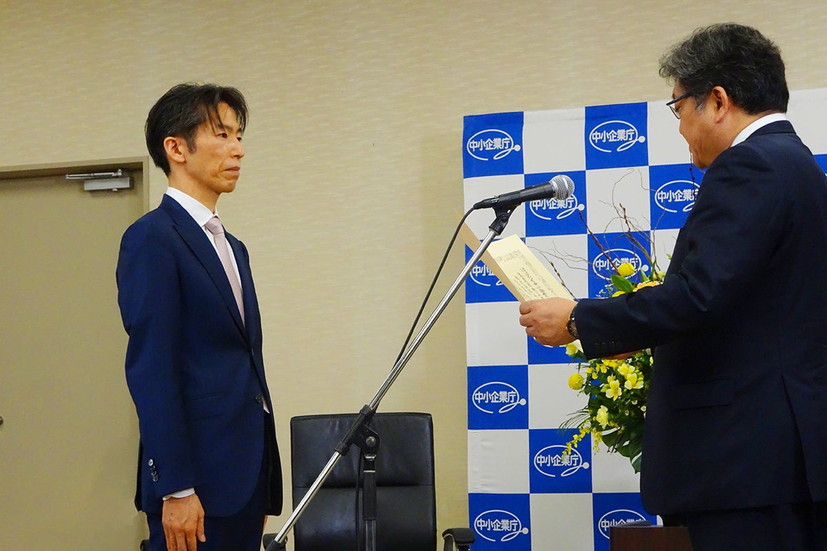 萩生田経済産業大臣より感謝状を授与される山﨑