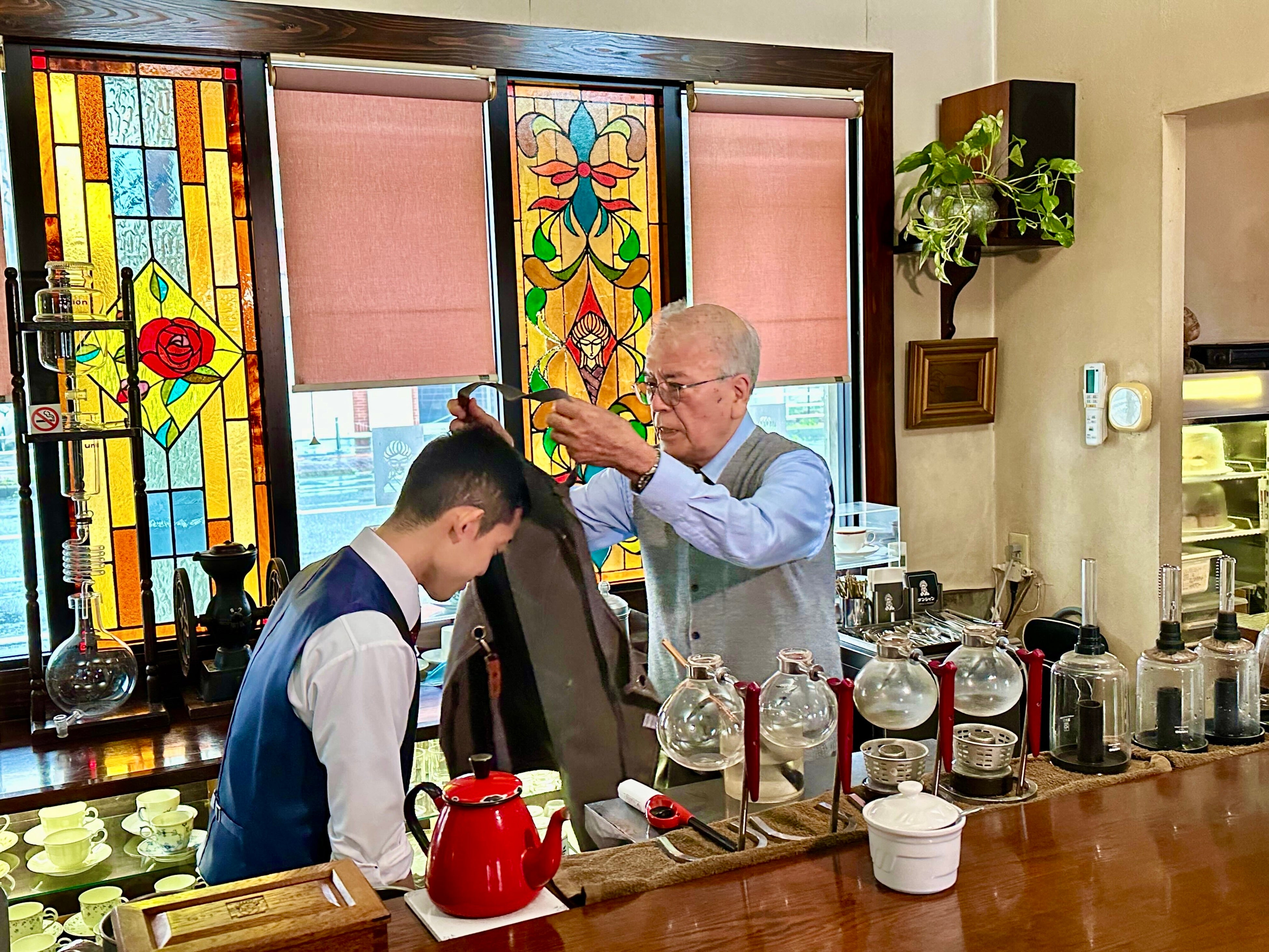 北島さんから児島さんへ、エプロンリレー