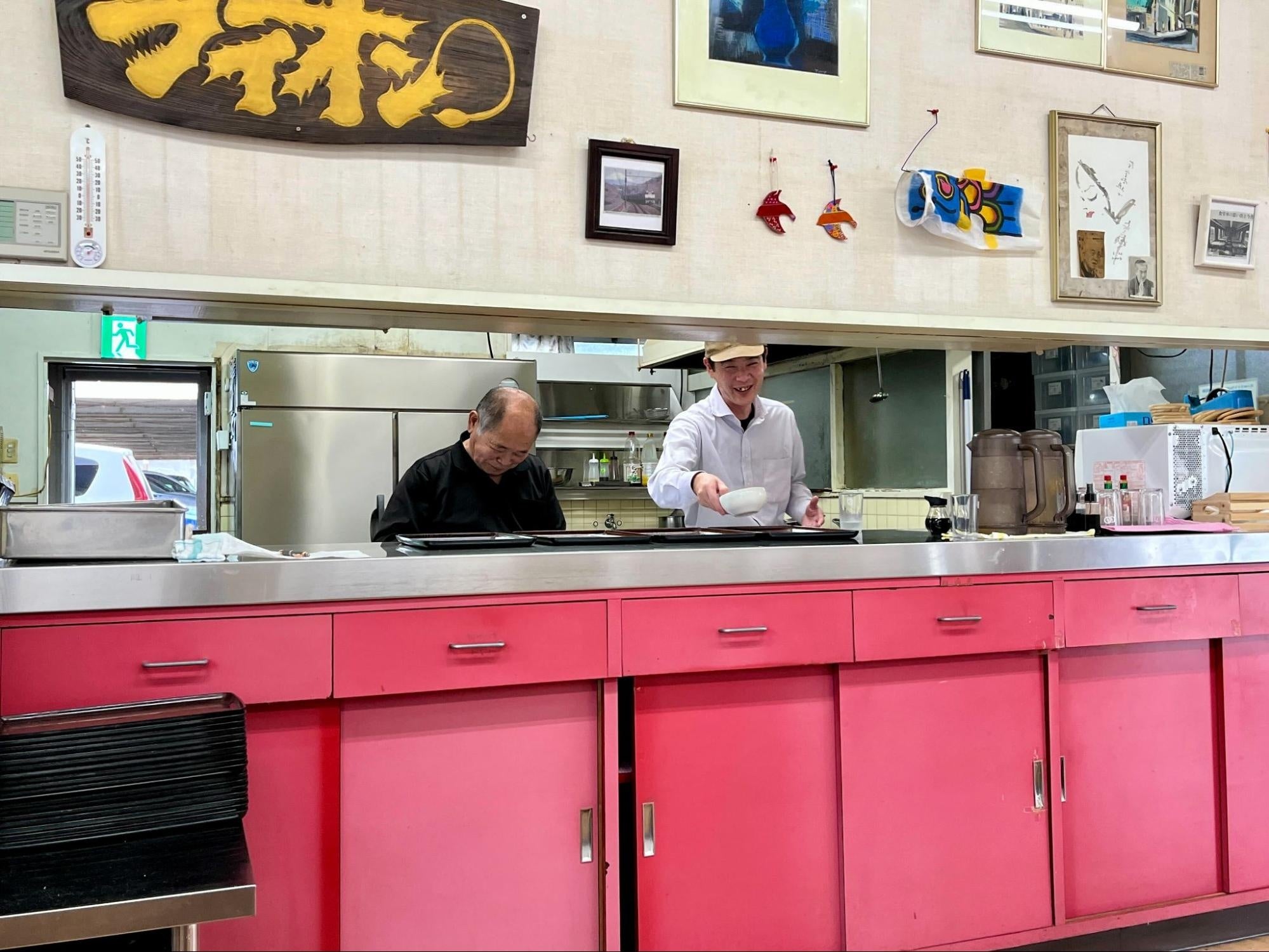 レシピ継承のためキッチンに立つ中西さんと秋丸さん