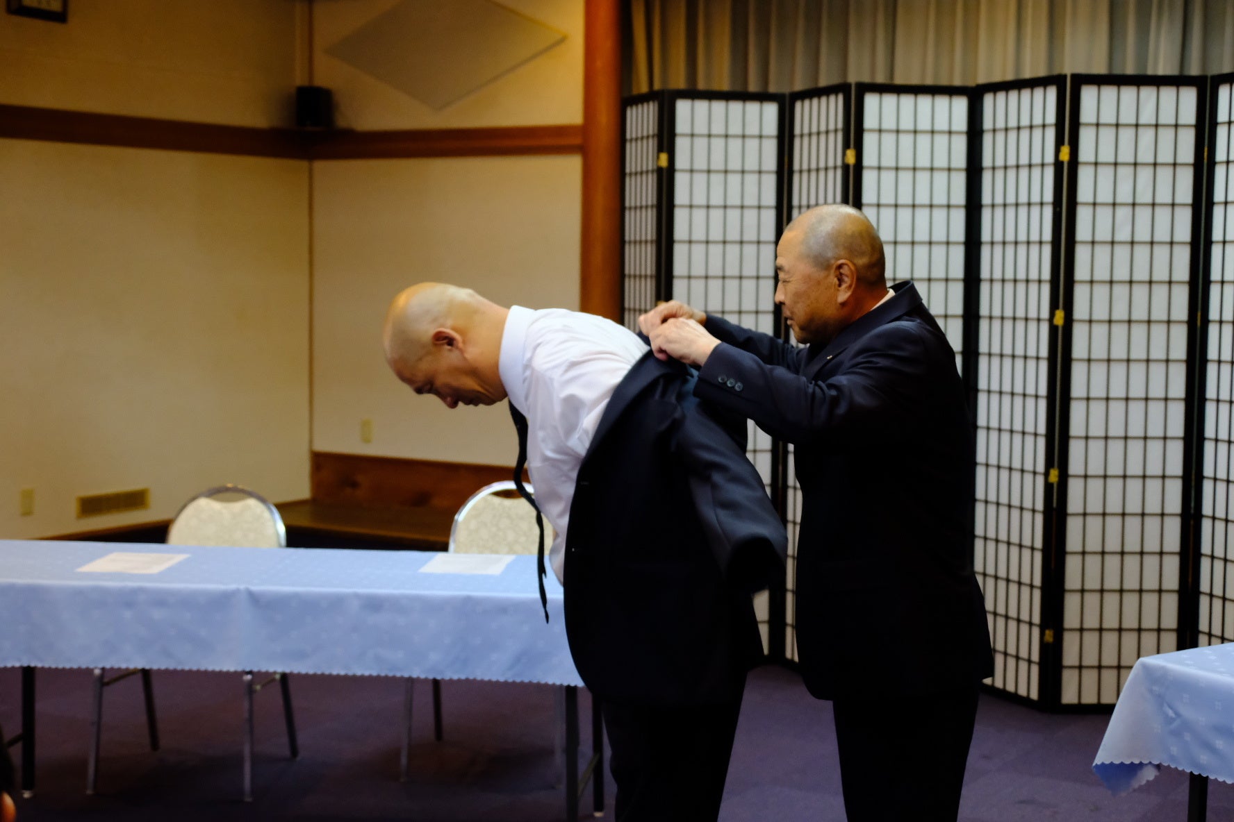 制服を松井さんから和田さんへ