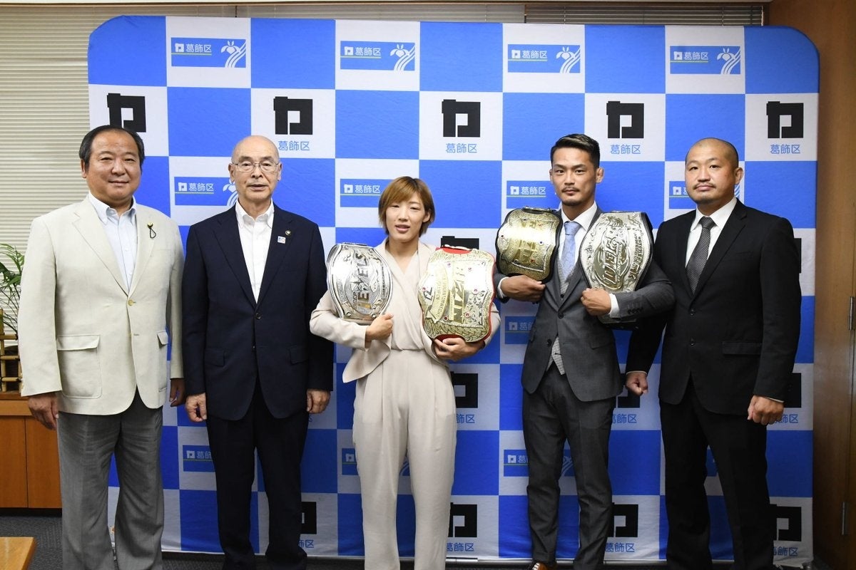 (左から)峯岸区議会議長、青木区長、伊澤選手、牛久選手、横田コーチ