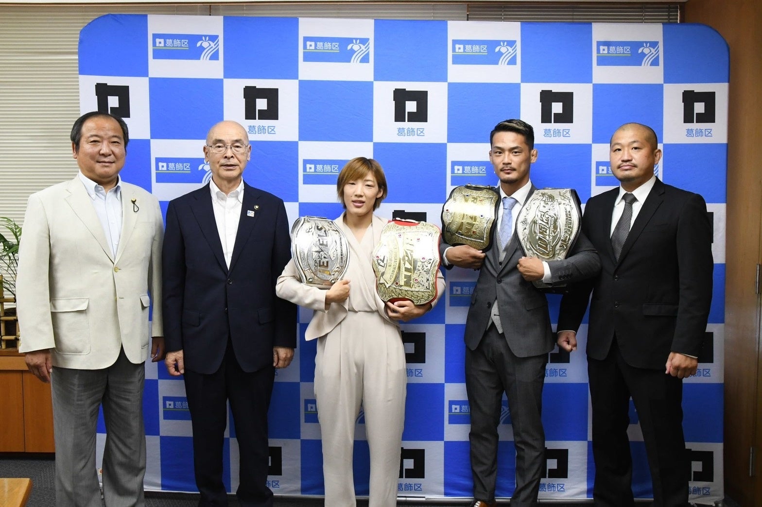 (左から)峯岸区議会議長、青木区長、伊澤選手、牛久選手、横田コーチ