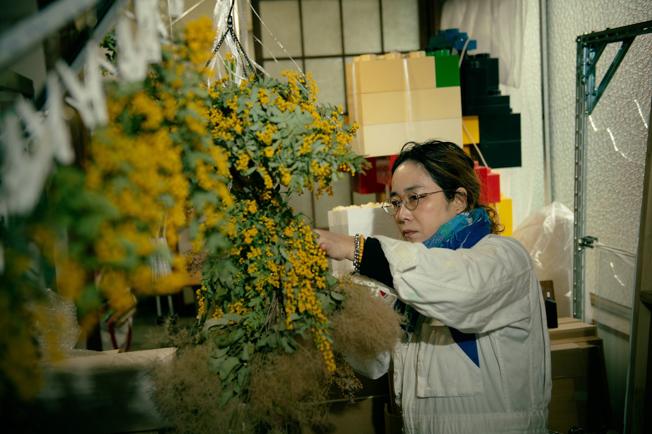 アトリエで作品制作中の作家（写真：茂手木秀行）