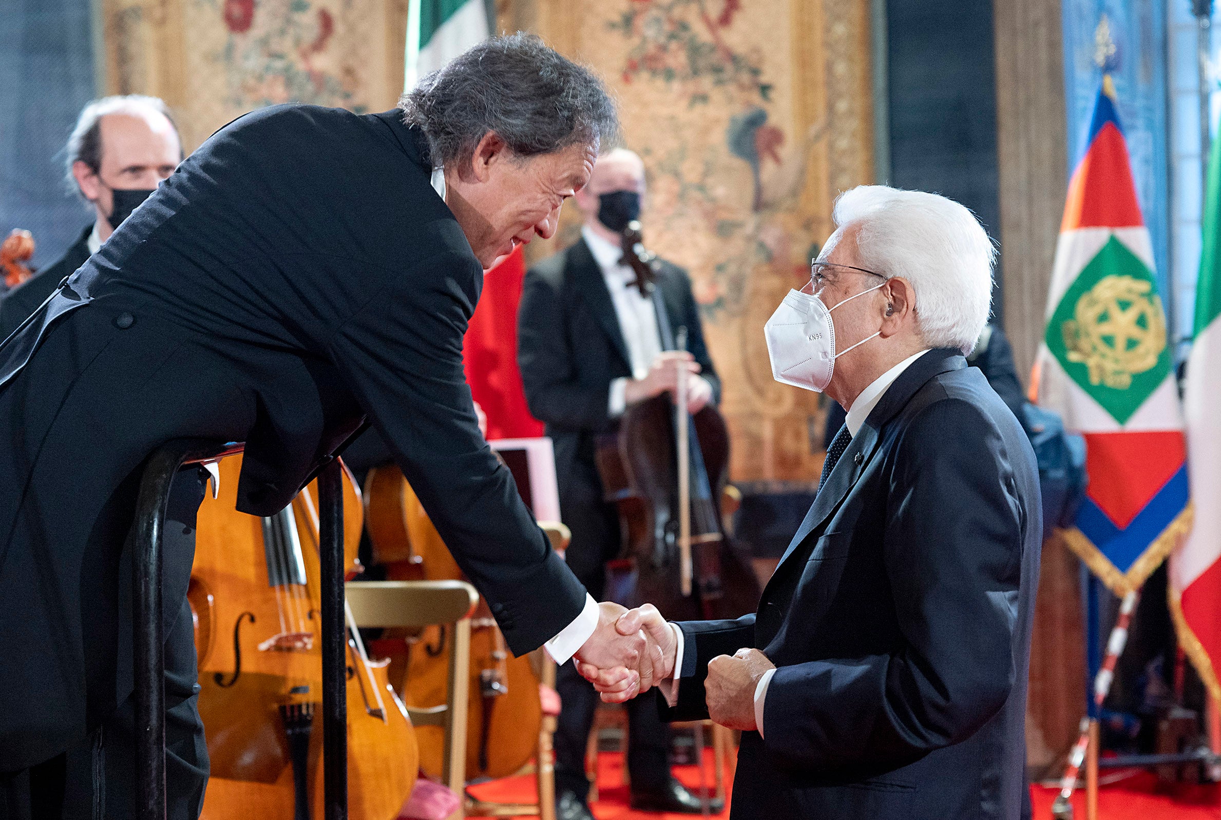 フェニーチェ歌劇場管弦楽団の演奏後に大統領と握手するマエストロ チョン・ミョンフン(C)Presidente della Repubblica