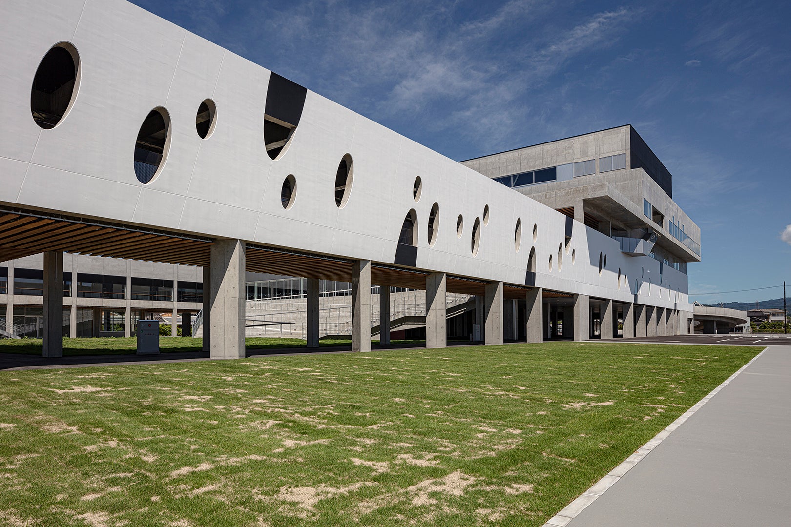 氷見市芸術文化館 ©SATOSHI ASAKAWA