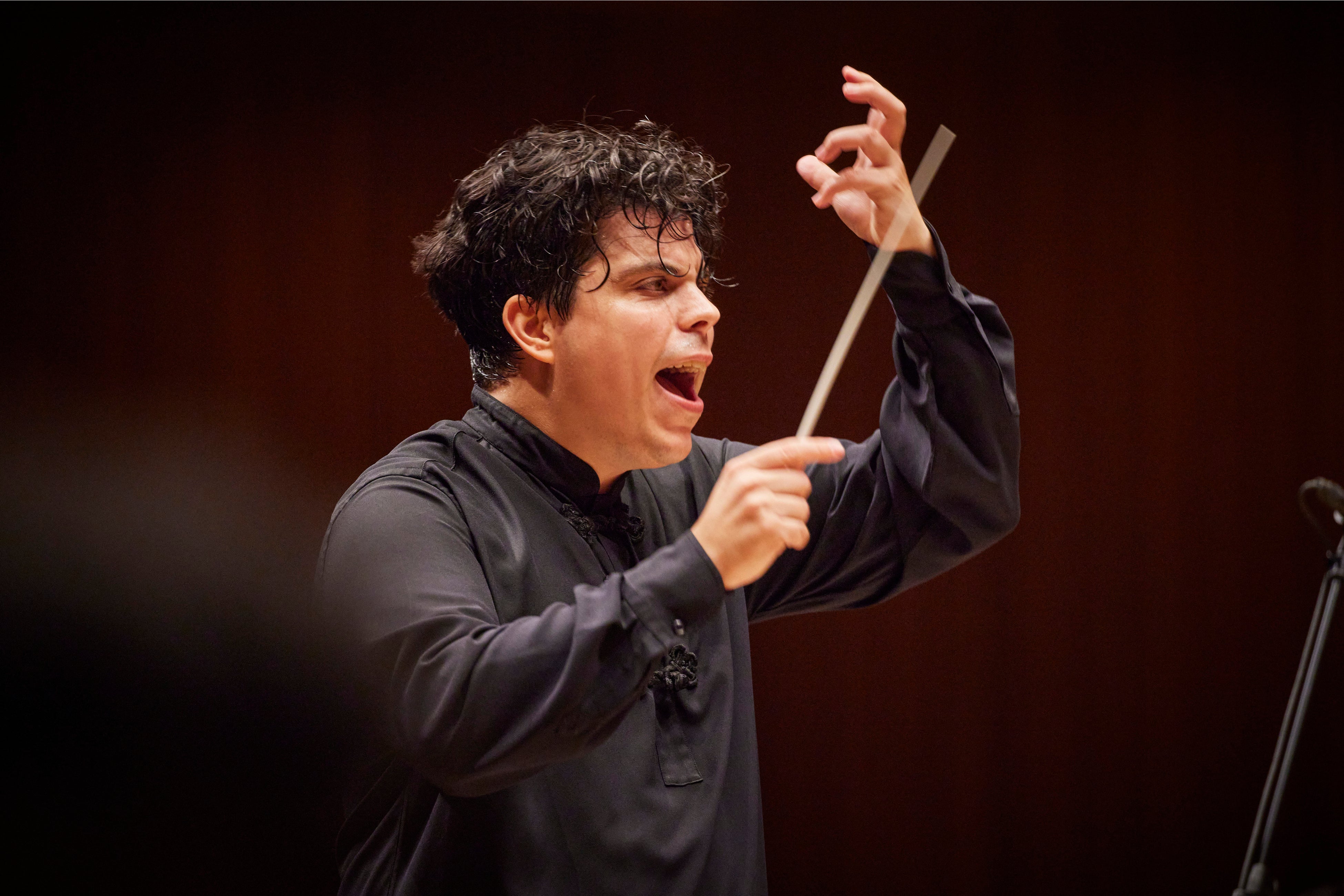 首席指揮者アンドレア・バッティストーニ (C)上野隆文