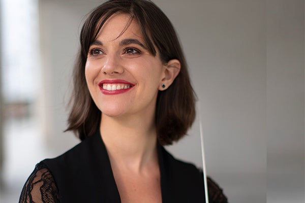 指揮　クロエ・デュフレーヌ　(C)Capucine-de-Chocqueuse