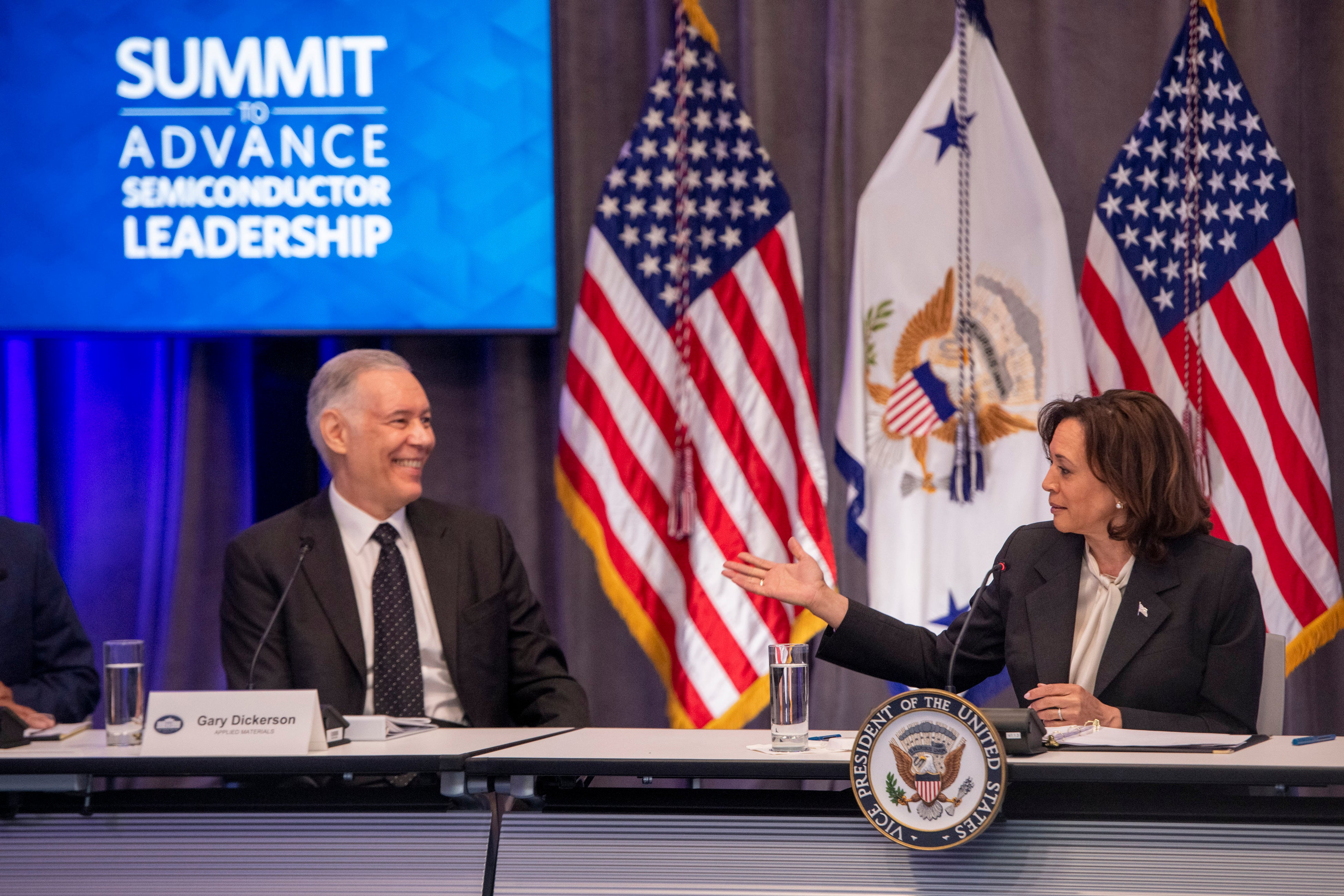 カマラ・ハリス米副大統領とアプライド マテリアルズCEOゲイリー・ディッカーソン（「半導体リーダーシップ推進サミット」にて）