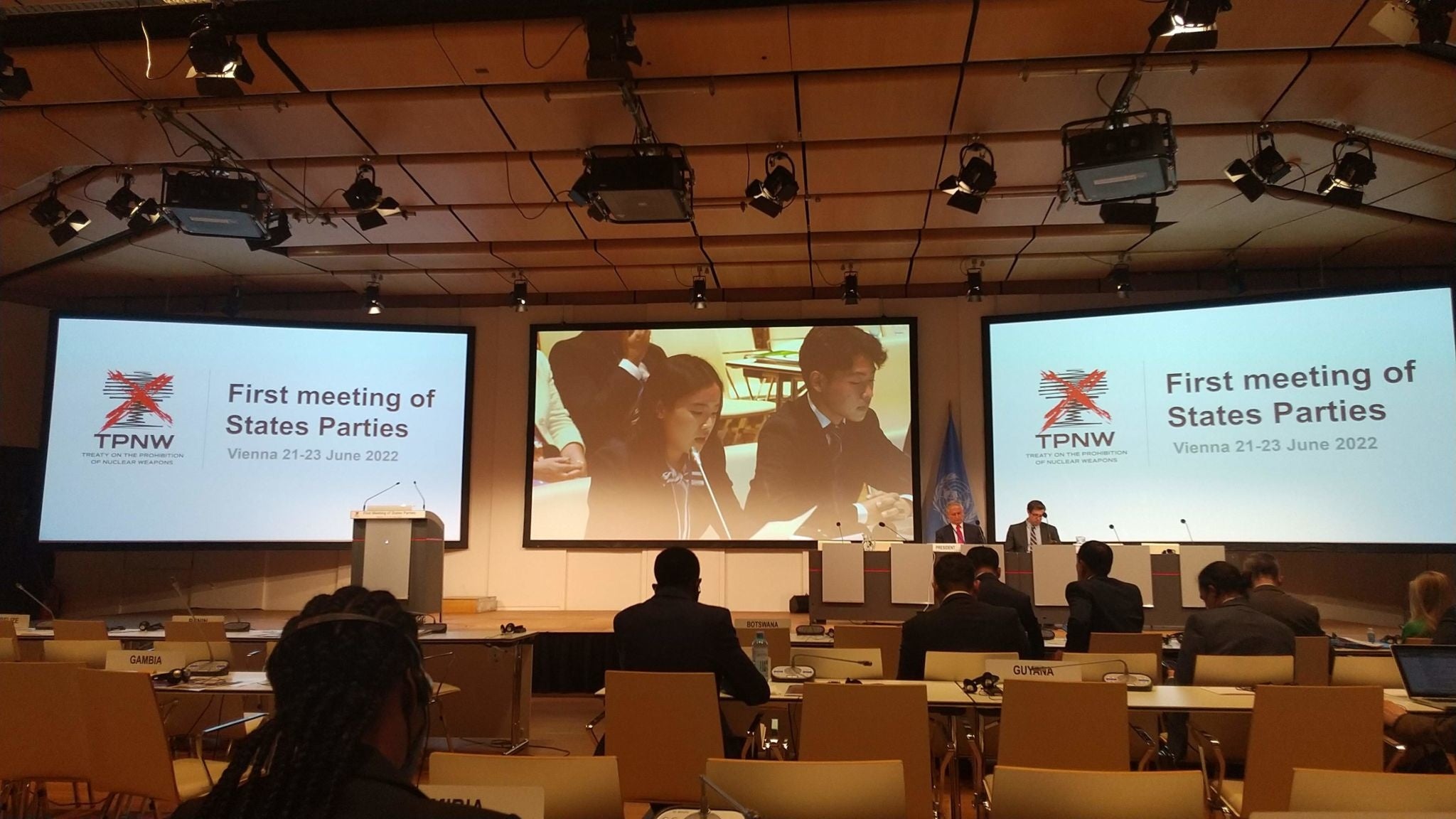 ６月21-23日に開催された核兵器禁止条約第一回締約国会議。発表の際にスクリーンに映し出されるICRCユース代表の奥野（左）と髙垣（右）　🄫ICRC