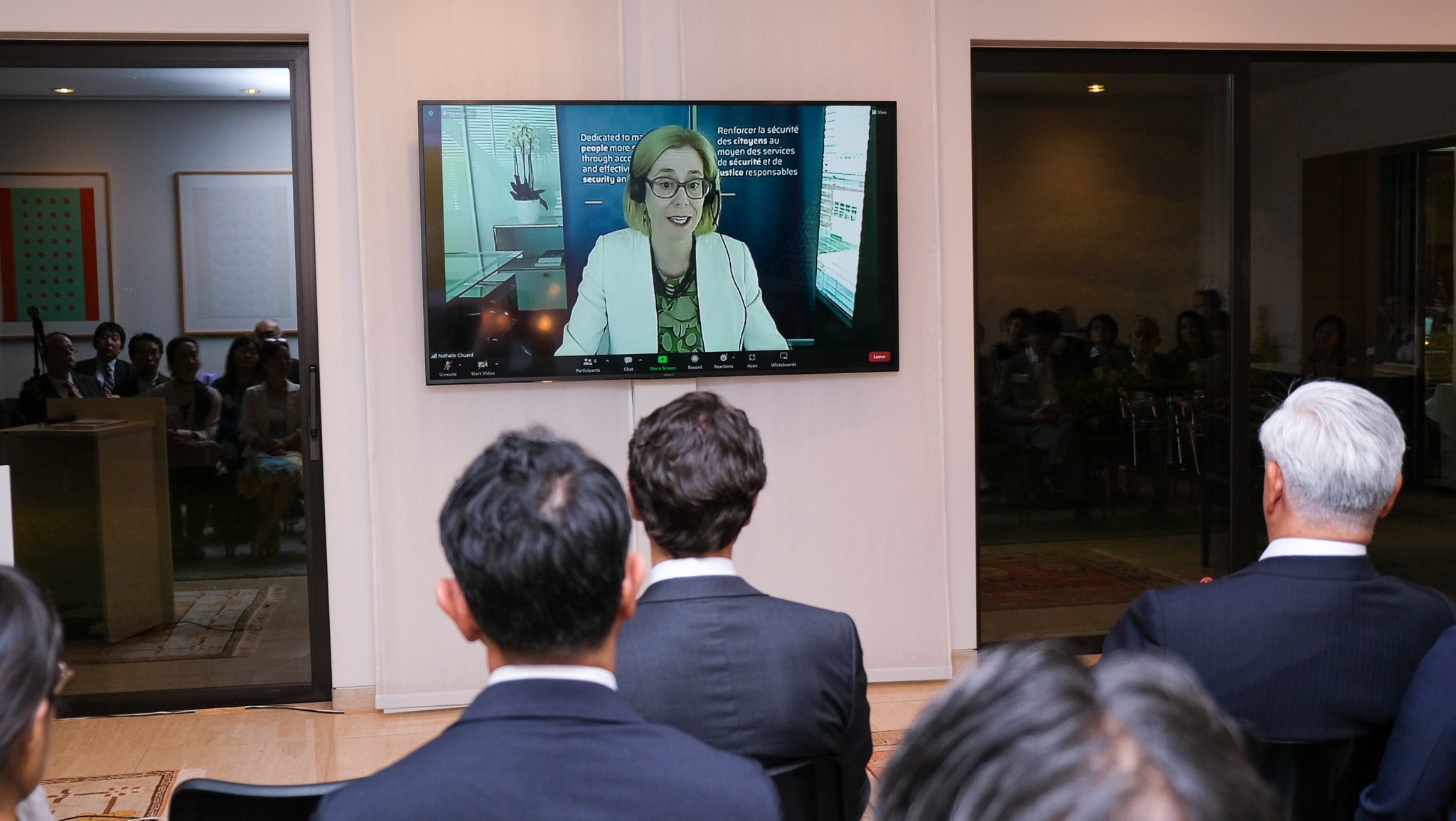 発行記念イベントで参加者へメッセージを寄せたナタリー・チュアードDCAF所長 🄫ICRC