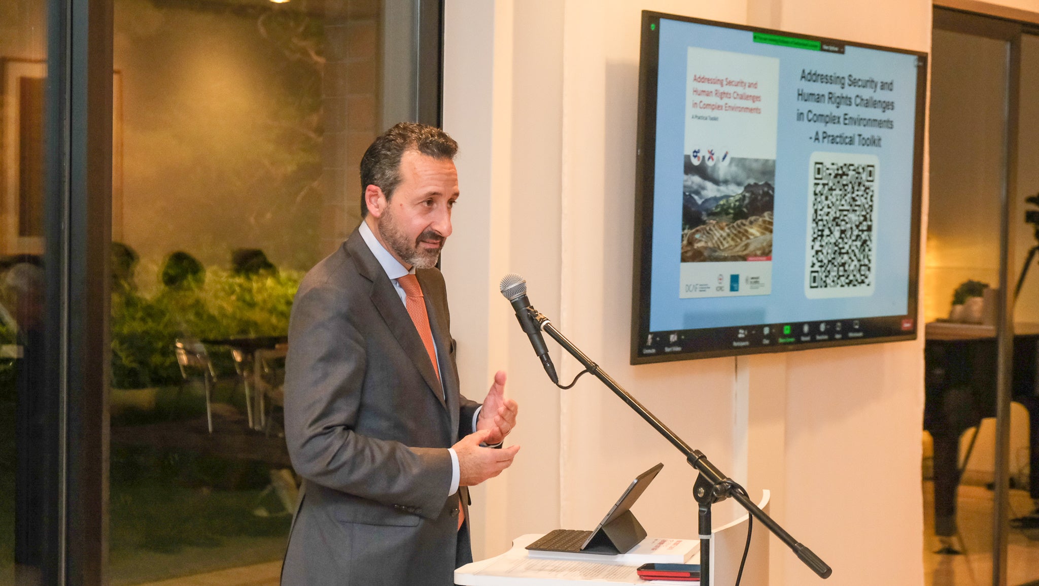 スイス大使公邸で開催された発行記念イベントで基調講演を行ったロバート・マルディーニICRC事務局長🄫ICRC