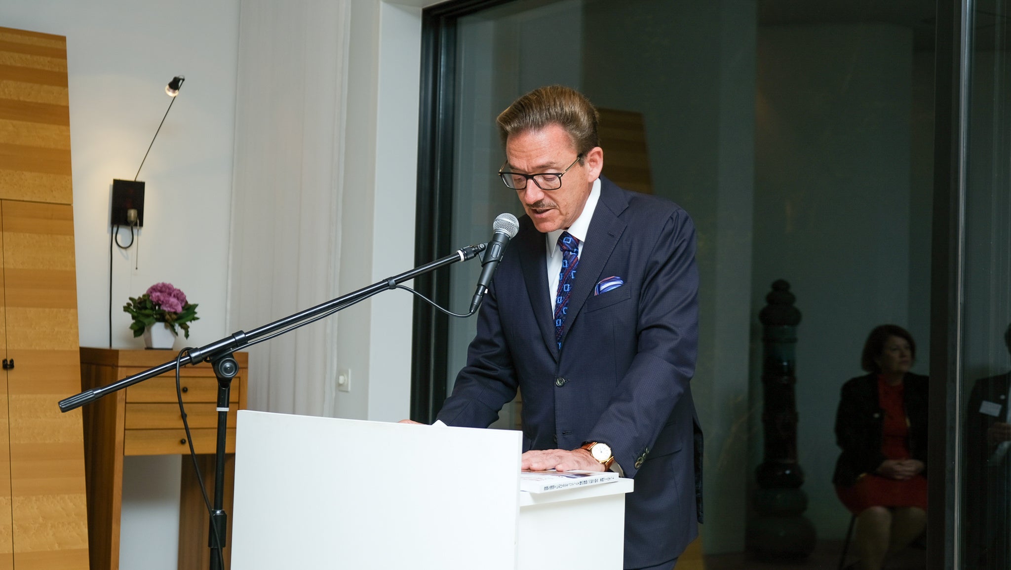 発行記念イベントで開会挨拶を行ったアンドレアス・バオム駐日スイス大使 🄫ICRC