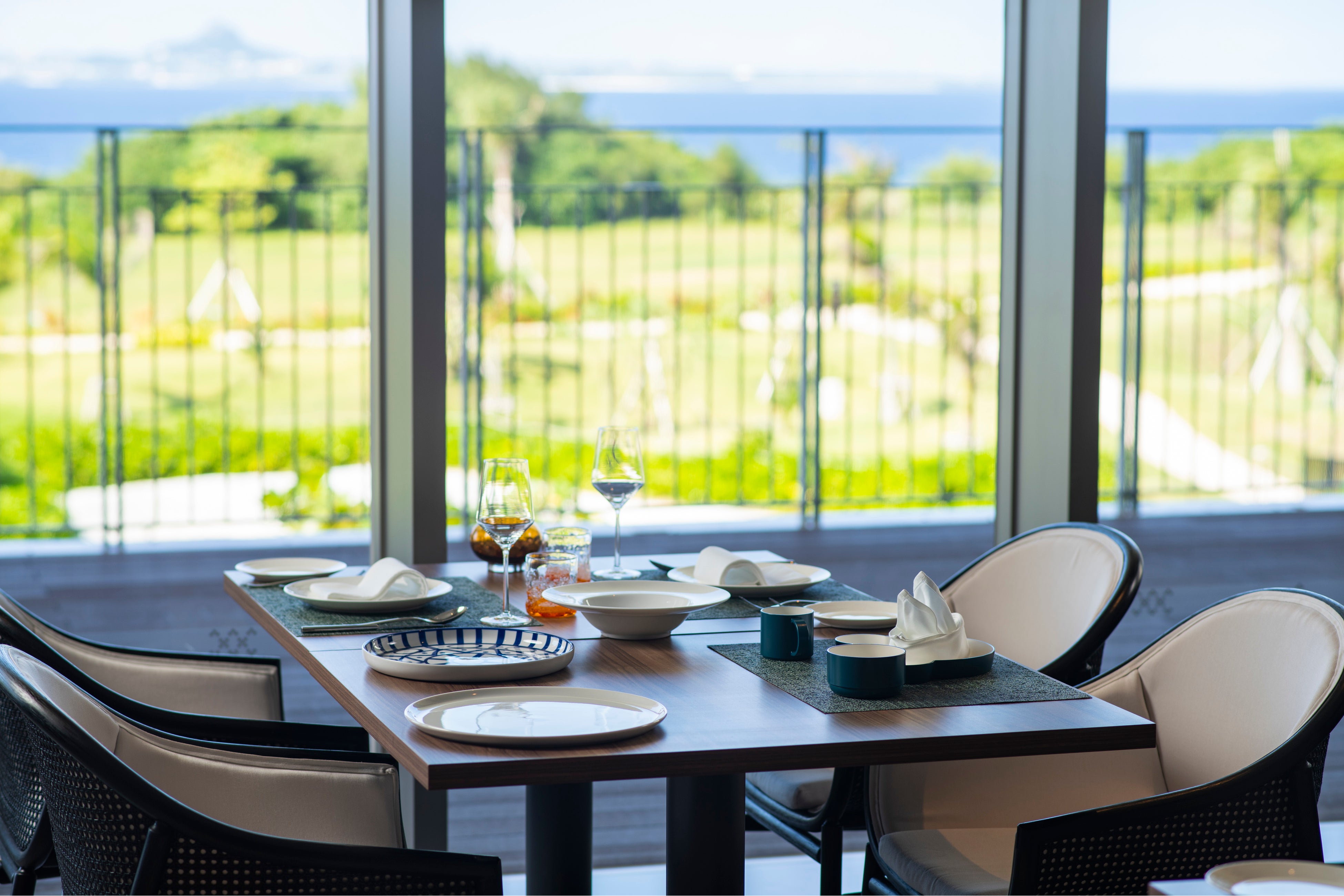 テラスの向こうには、緑と青い海が広がる　イタリアンレストラン「セマーレ」