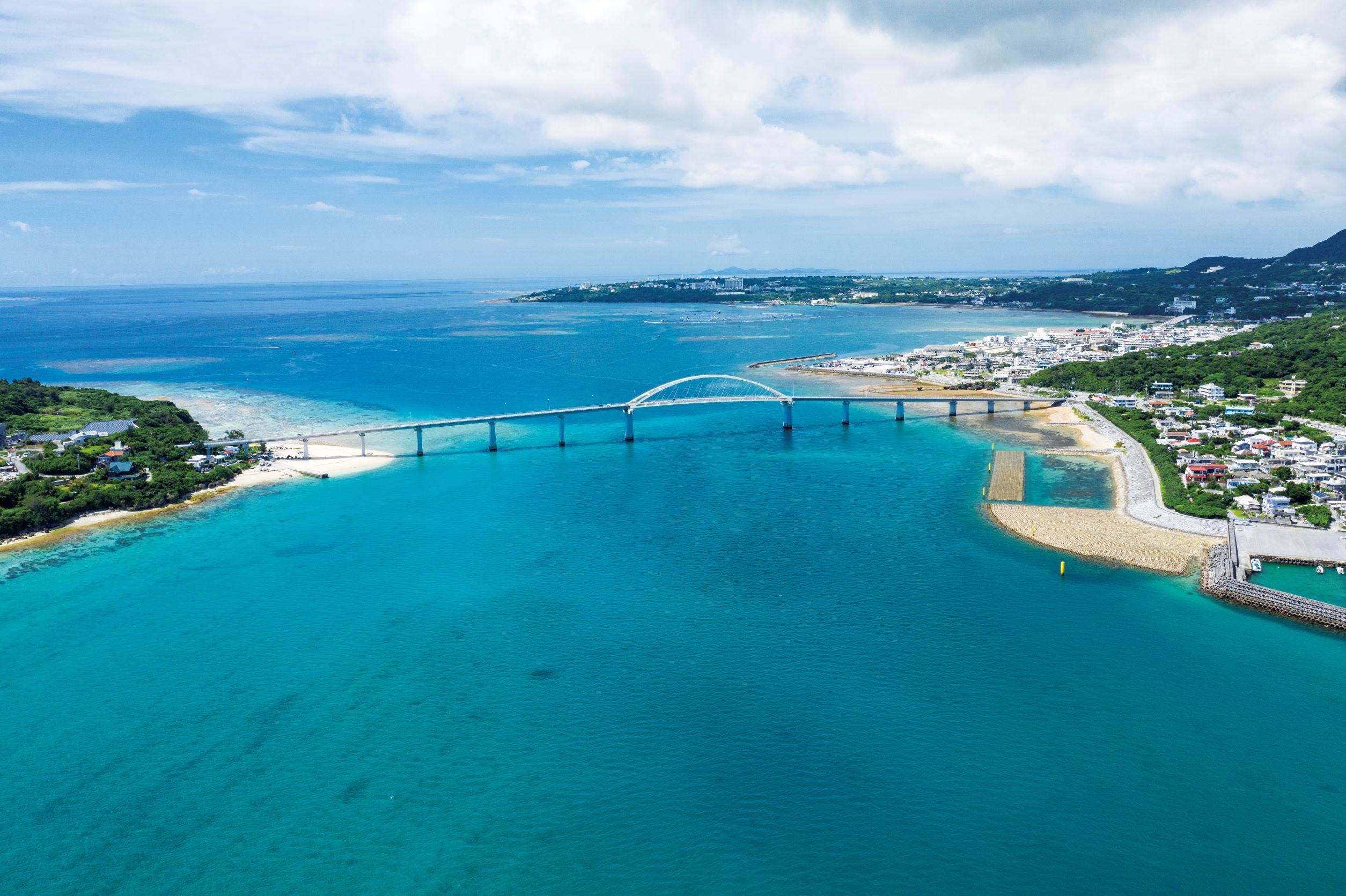 瀬底大橋と本部町