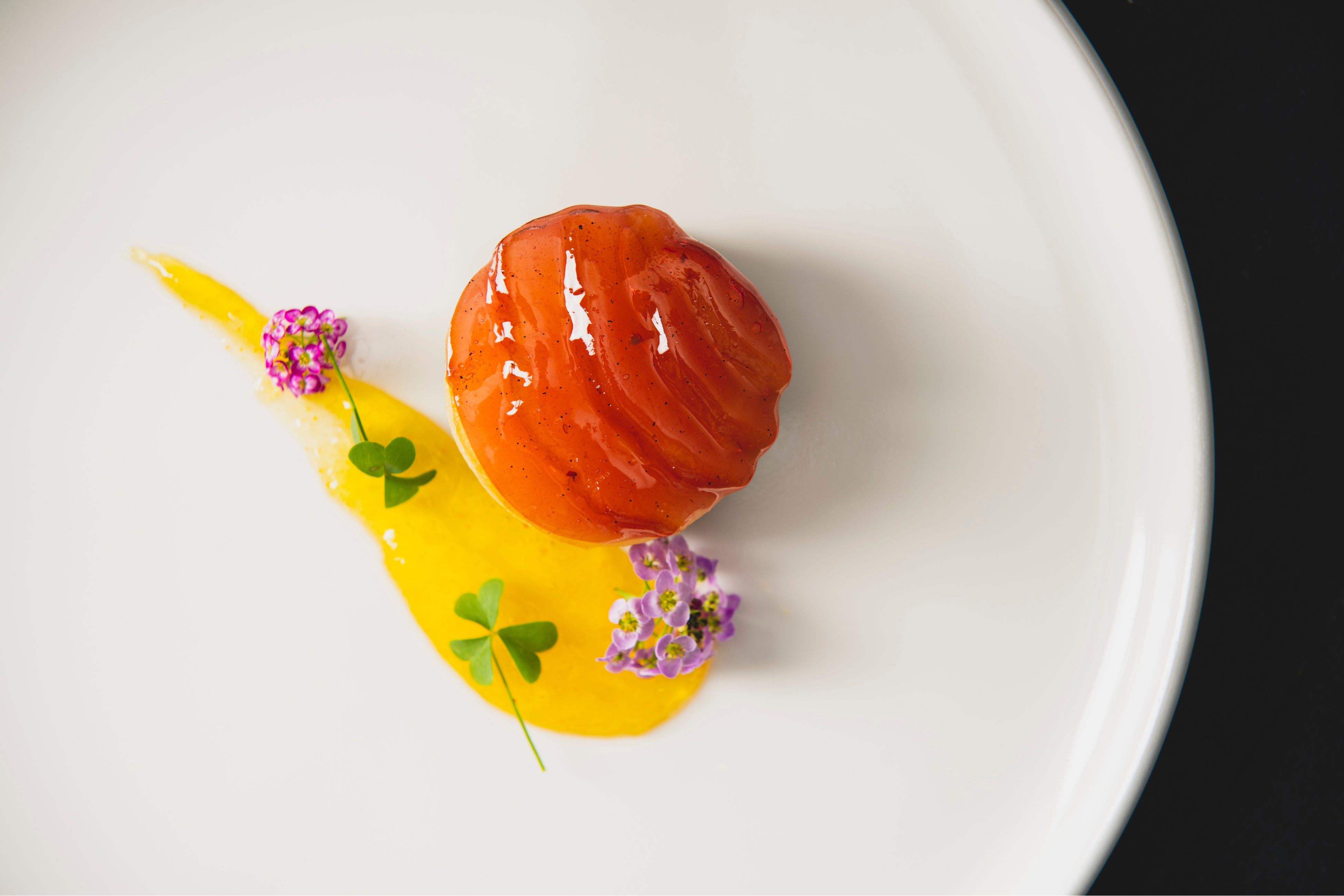 伊江島産ラム酒と洋ナシのコンポート　宇治抹茶のフィナンシェとハイビスカスのジュレ