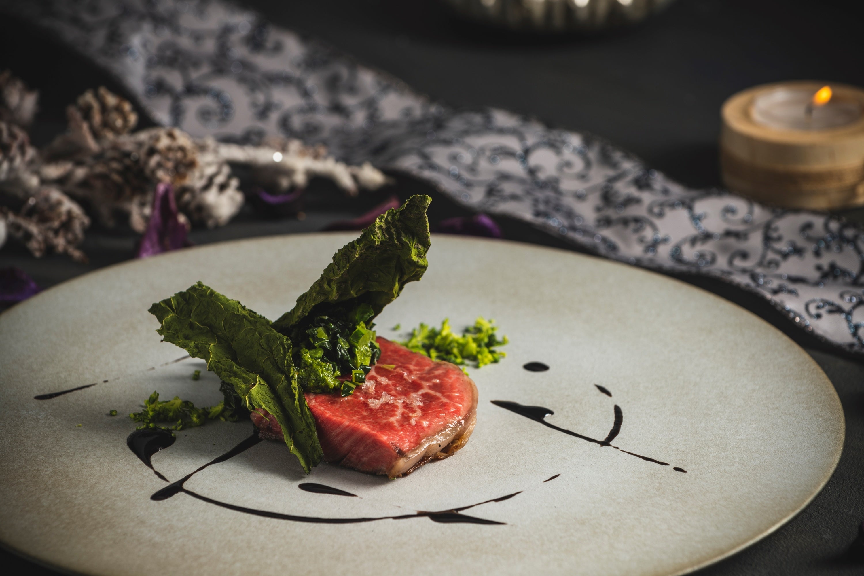 和牛フィレ肉を藁の香りで　黒キャベツと菜の花