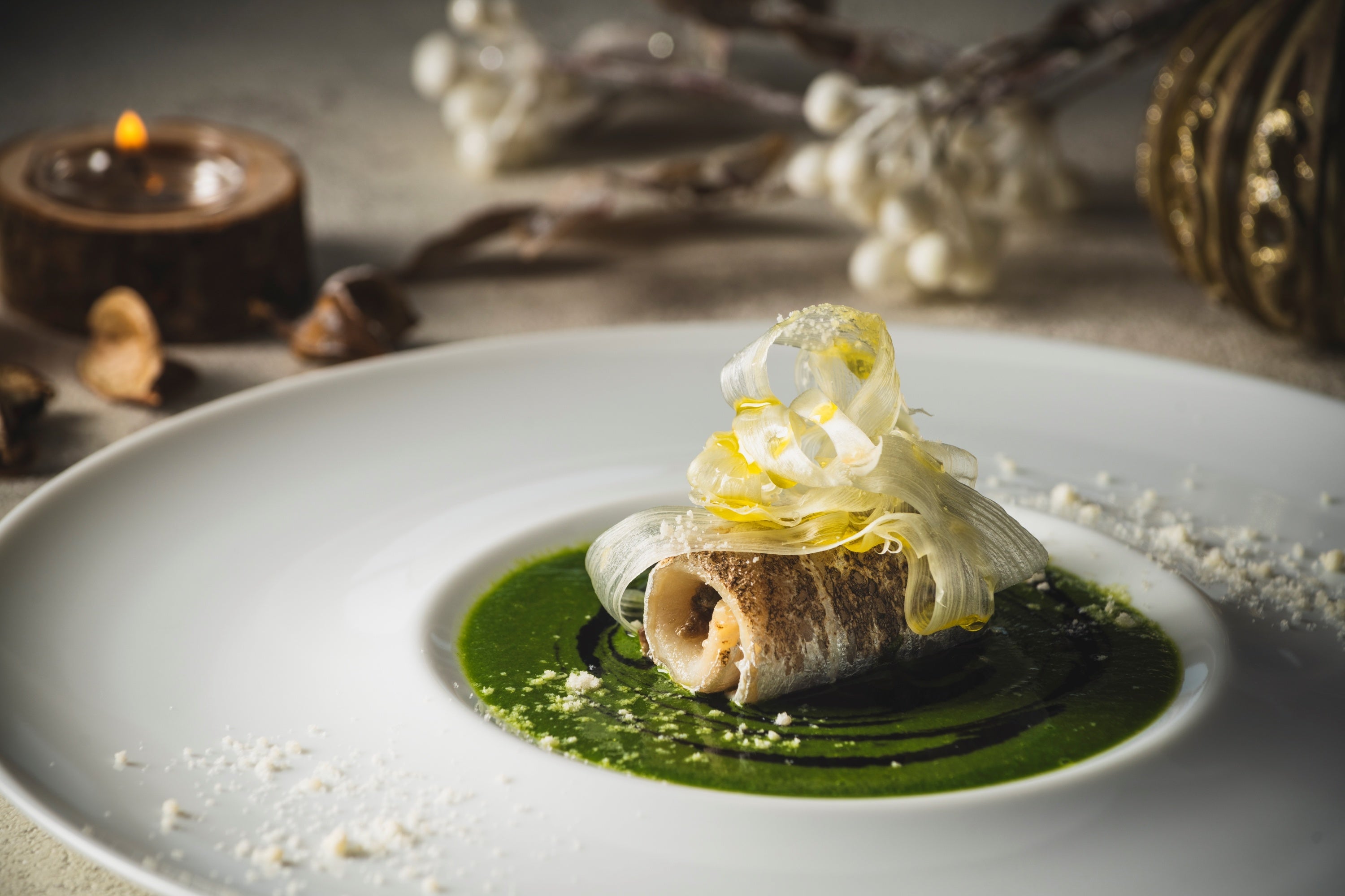 太刀魚のインヴォルティーニ　イカ墨と春菊のフォンドゥータ