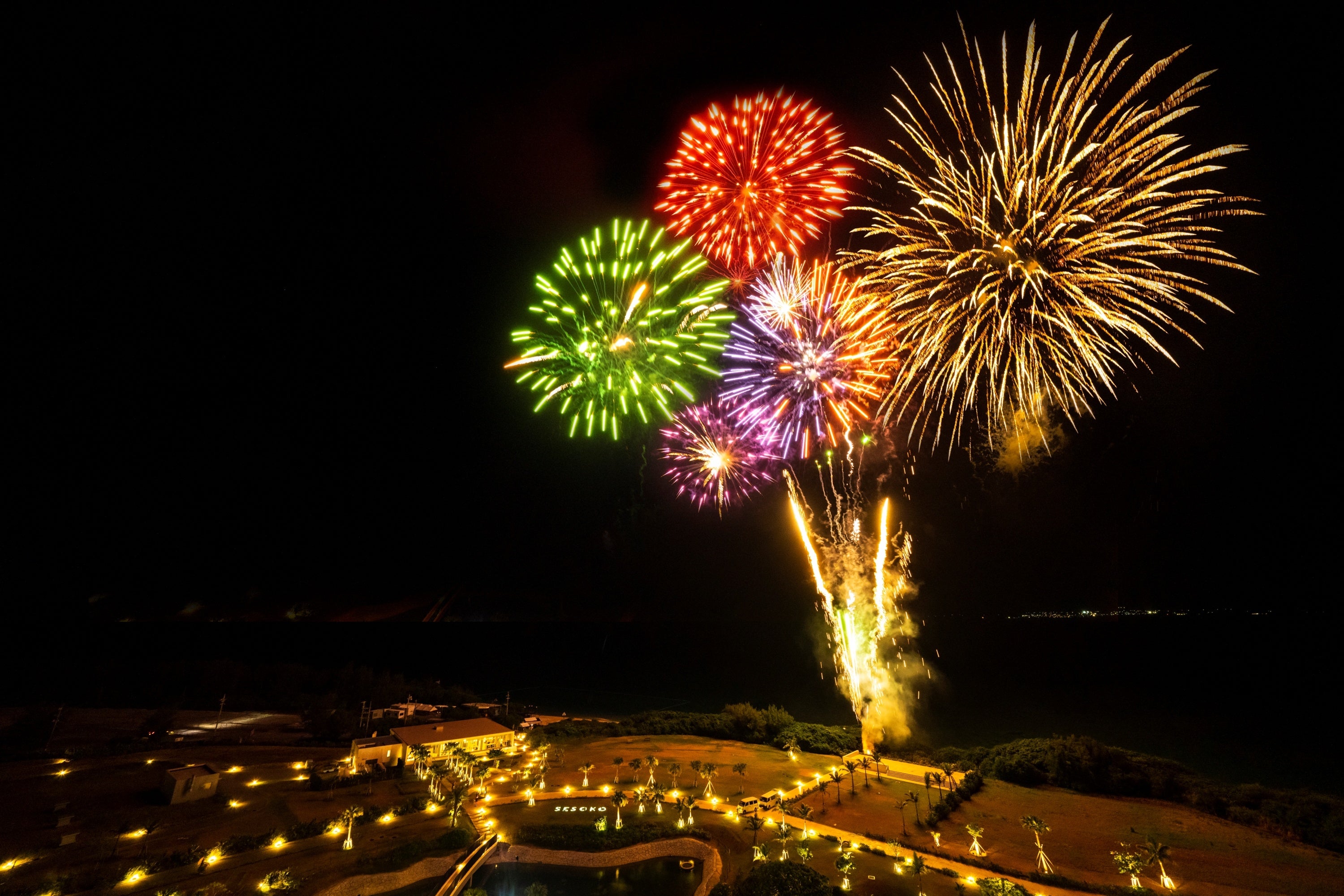目線の高さで楽しむ　カウントダウン花火