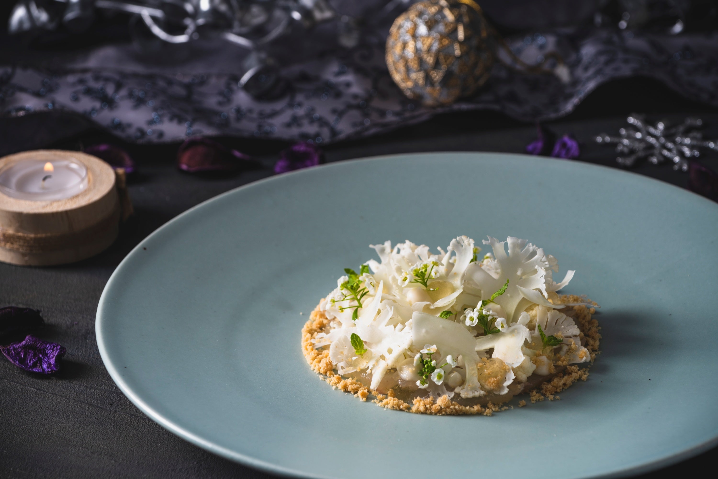 紅麹味噌でマリネしたアカマチ　燻したカリフラワークリーム