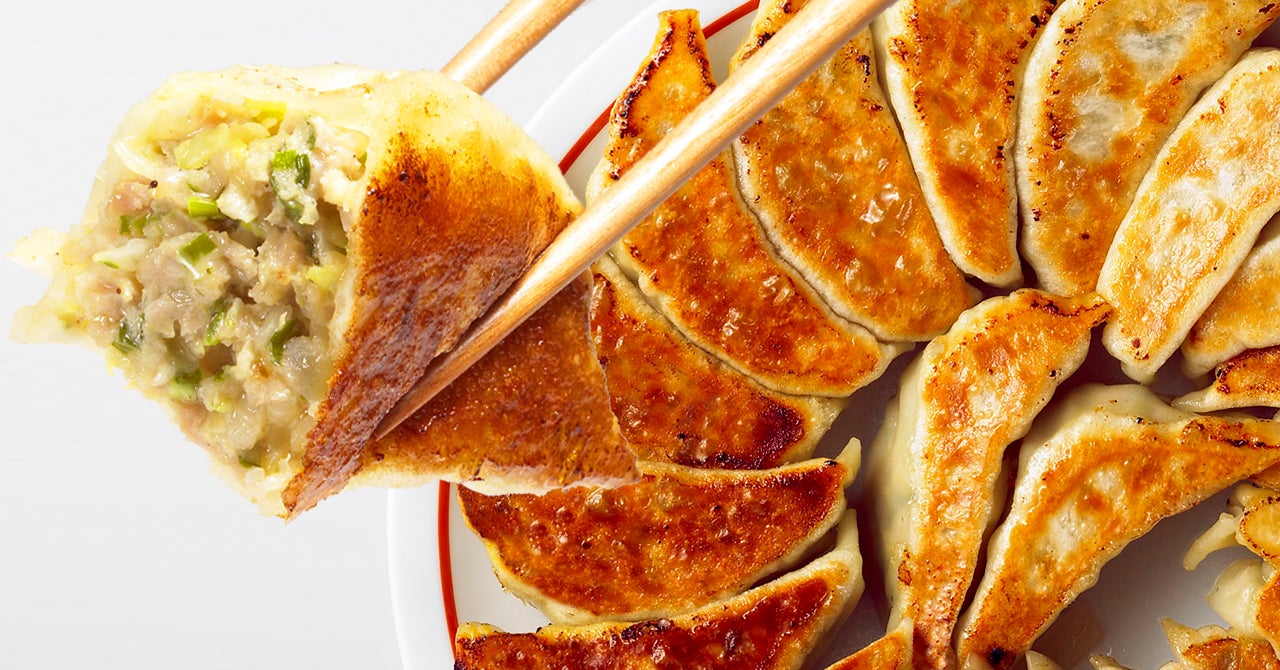 いいとこどりのハイブリッド餃子の皮『もち粉入り大判餃子の皮』新発売 | モランボン株式会社のプレスリリース