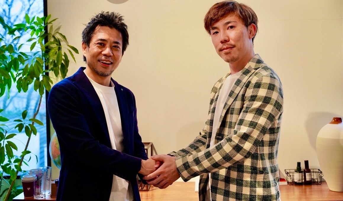 （左）MOON-X株式会社 代表取締役CEO 長谷川 晋 と（右）株式会社AINEXT 代表取締役 田中 健也氏