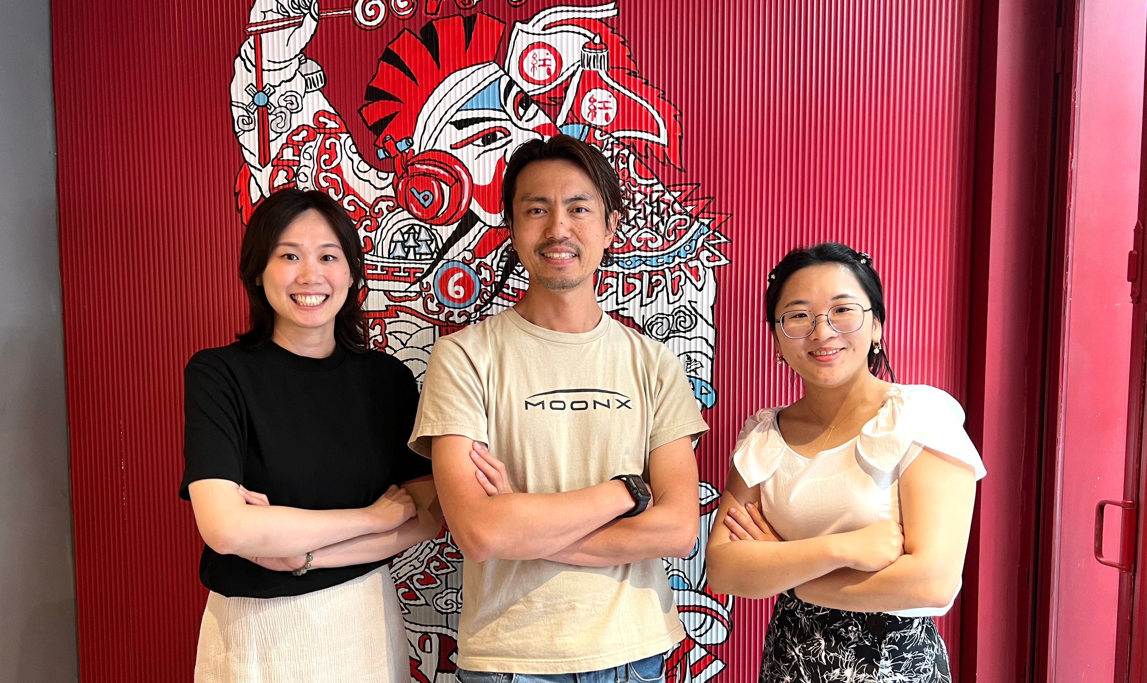 MOON-X上海 董事長・総経理CEO 塩谷 将史（中央）と上海メンバー