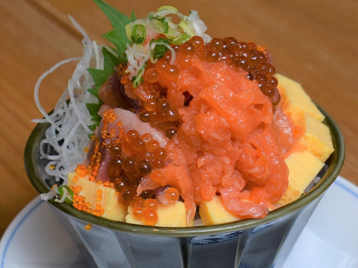 見た目でも楽しめるランチのバラちらし