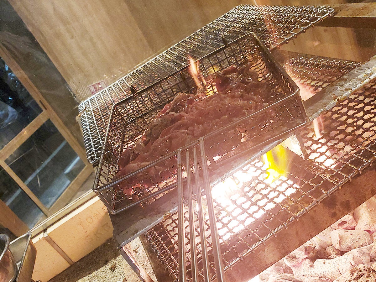 ろ端カウンターで仕上げる「炭火焼ジンギスカン」