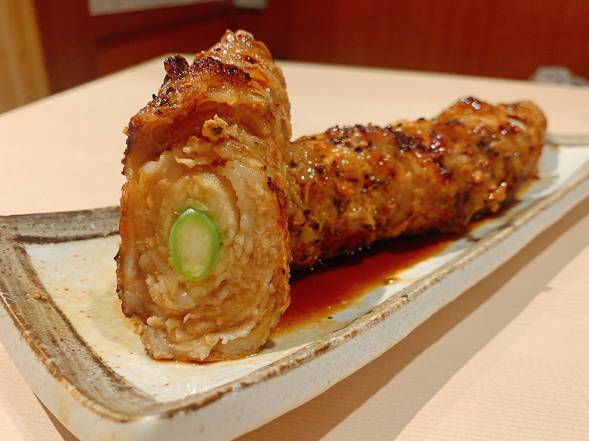 炭火で焼き上げる「太目のアスパラ肉巻き」