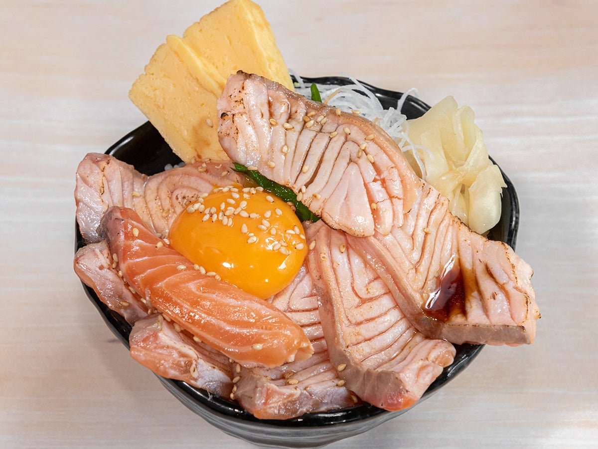 炙りサーモンユッケ丼