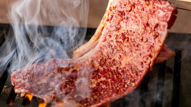 【名物 とろ肉3秒炙り】リピート率圧倒的NO.1商品。一口のライスと卵黄を添えて