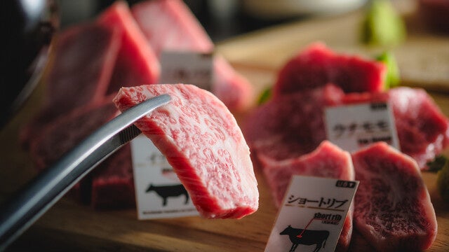 取り扱うお肉は黒毛和牛A4ランク雌（メス）牛のみを「一頭買い」し使用