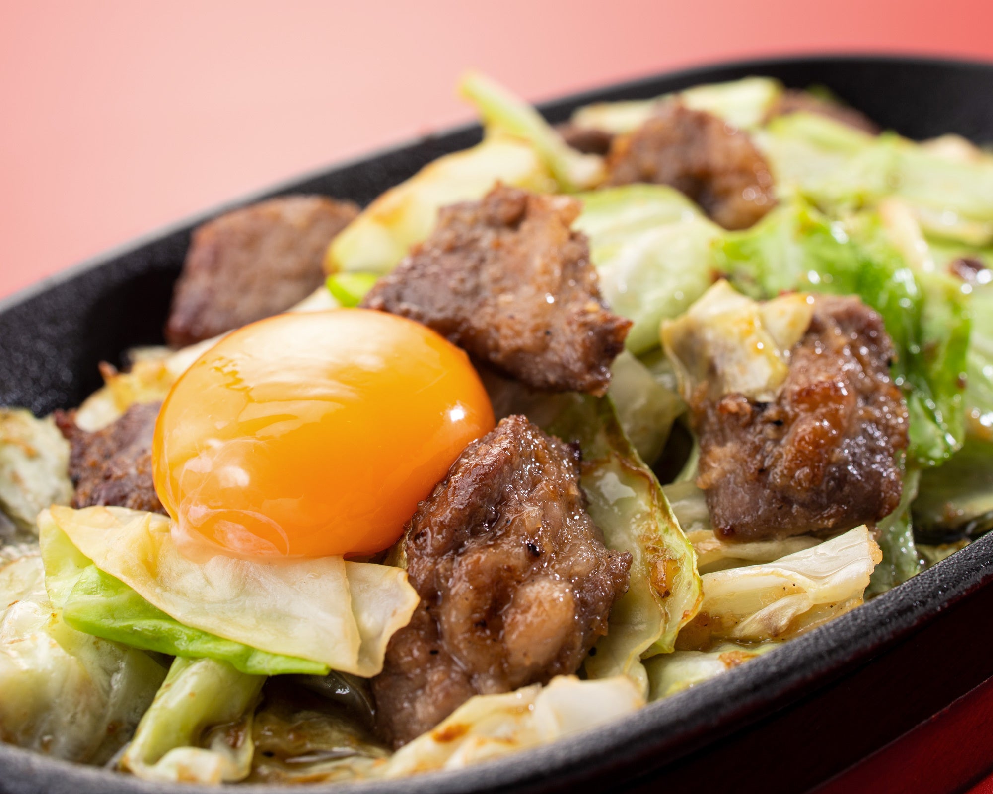 まろやかな味わいになる、生卵トッピングもおすすめ