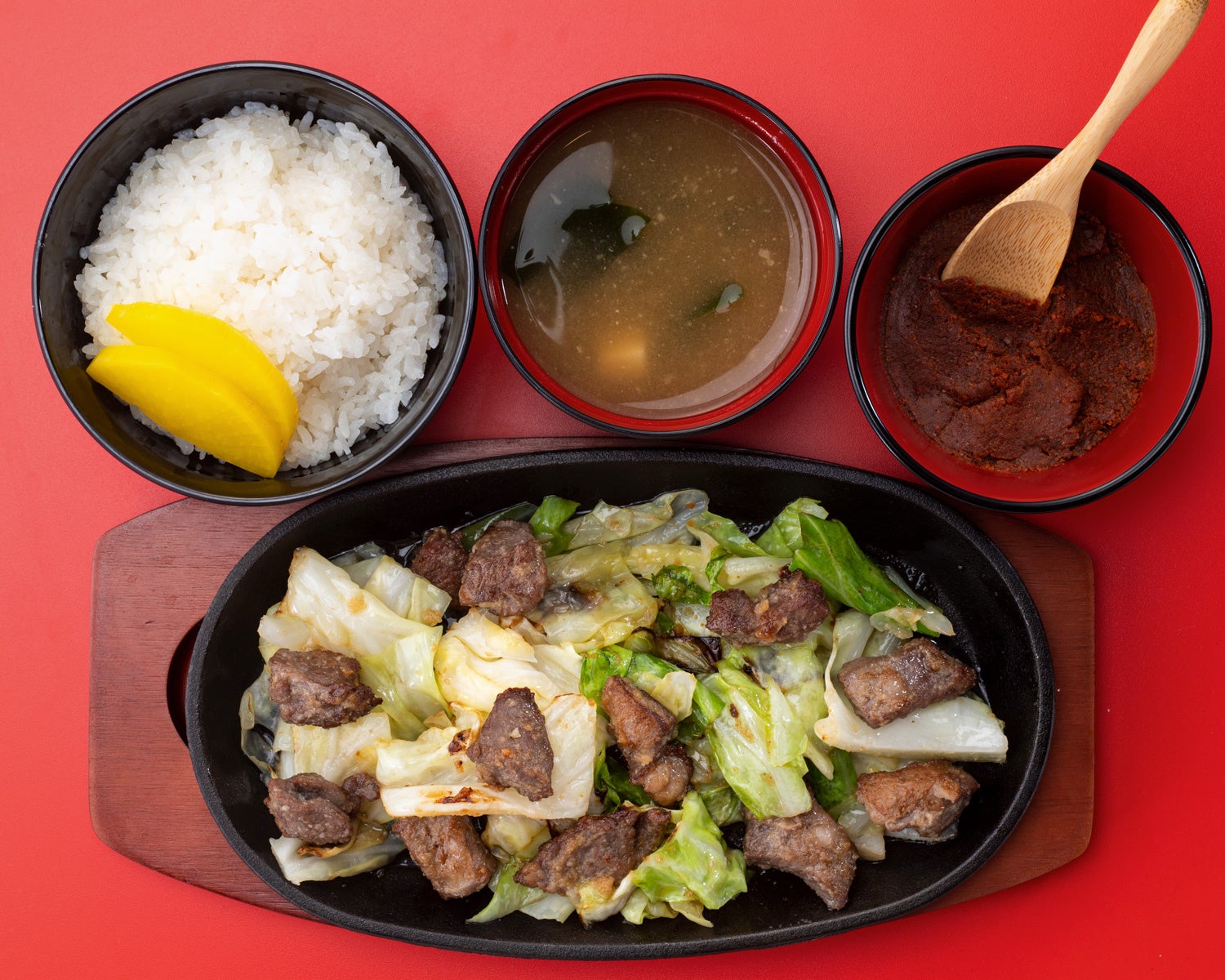 一人前900円（税込）ランチタイムはご飯・味噌汁付き（おかわり無料）